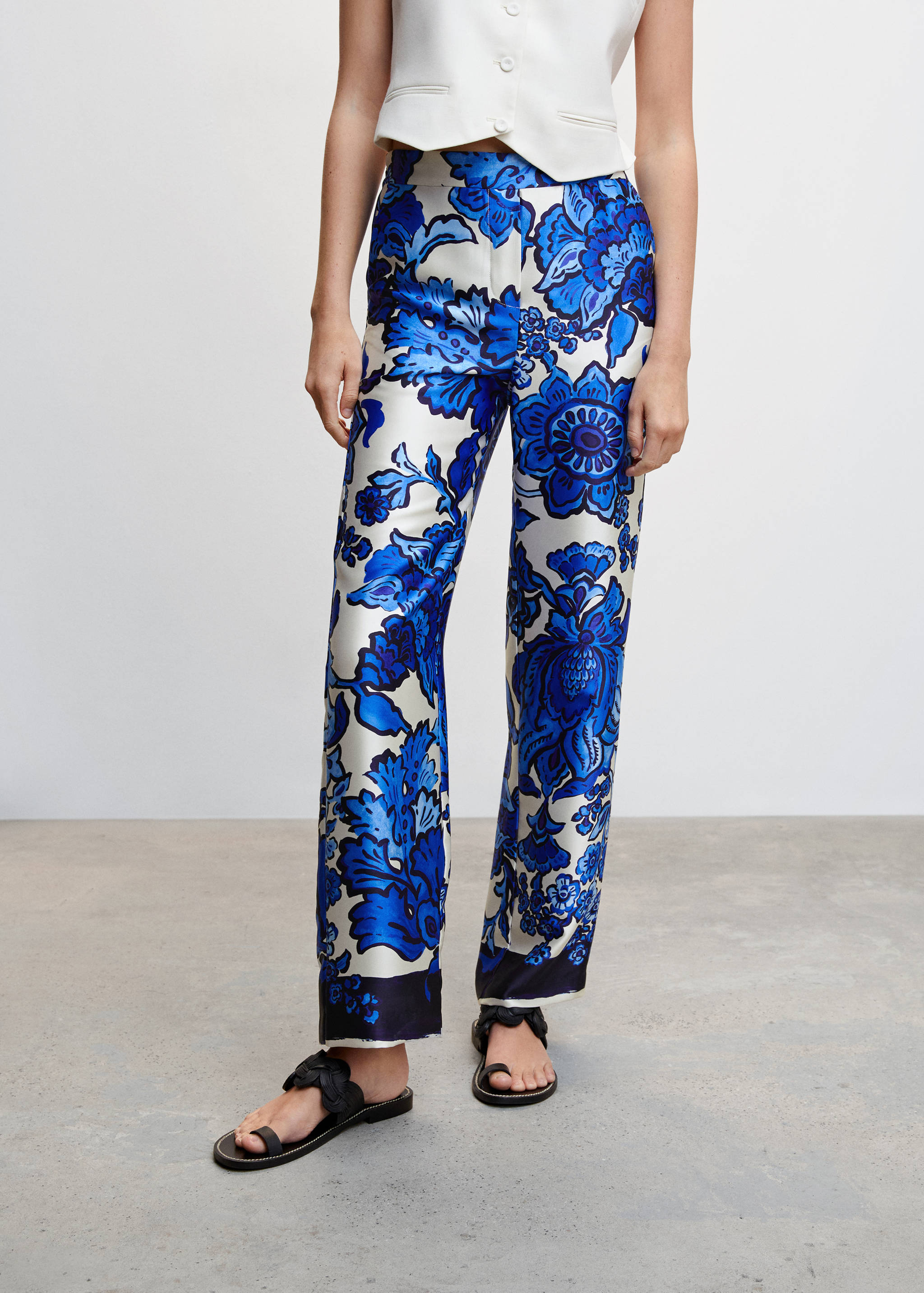 Pantalón satinado floral - Plano medio