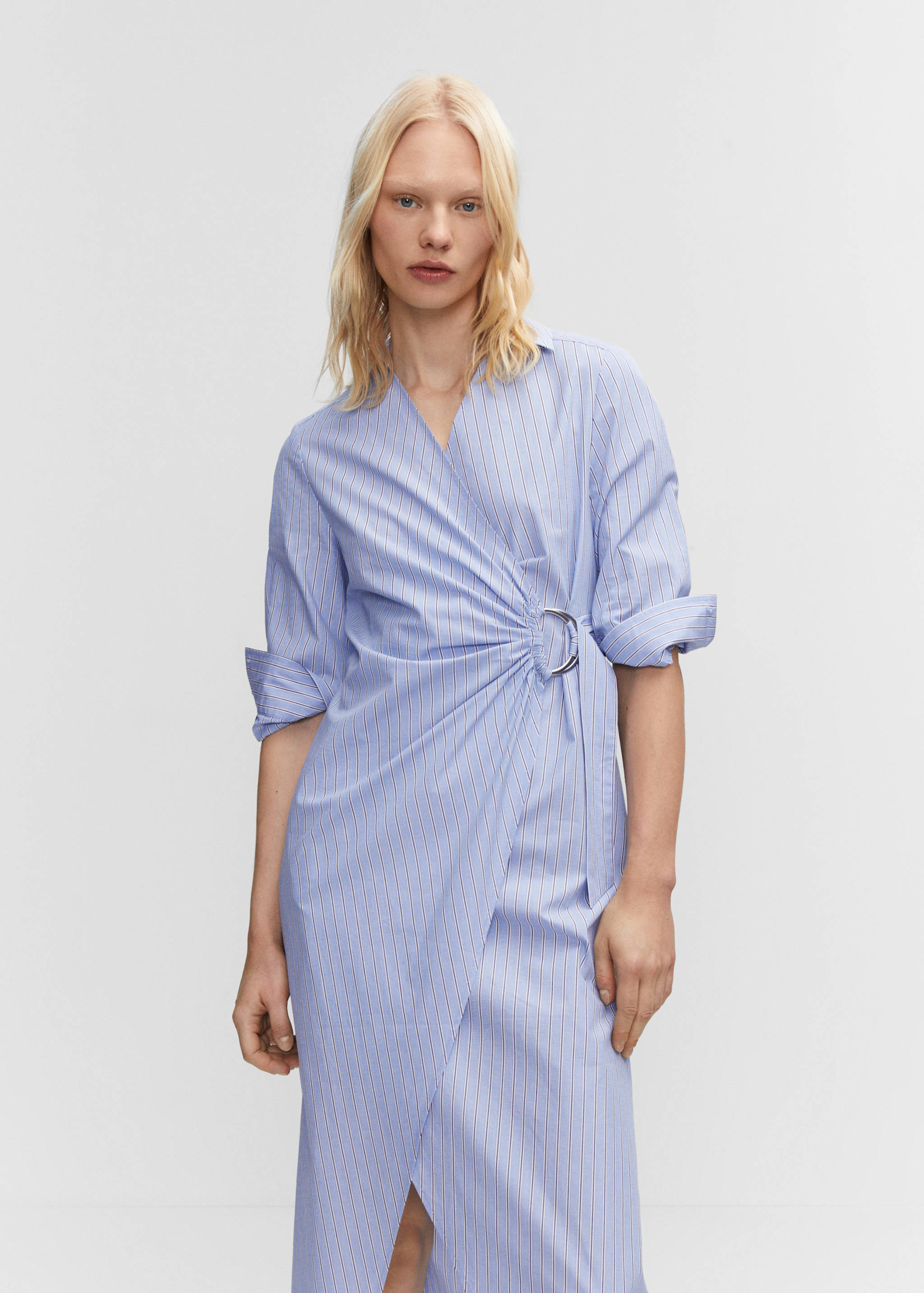 Vestido camisero detalle metálico - Plano medio