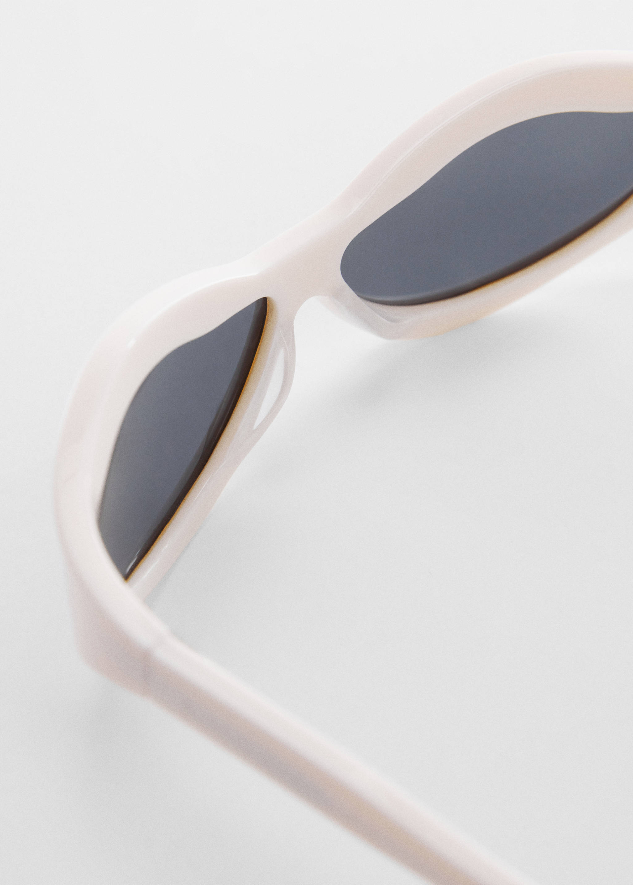 Sonnenbrille mit ungleichmäßiger Glasform - Detail des Artikels 1