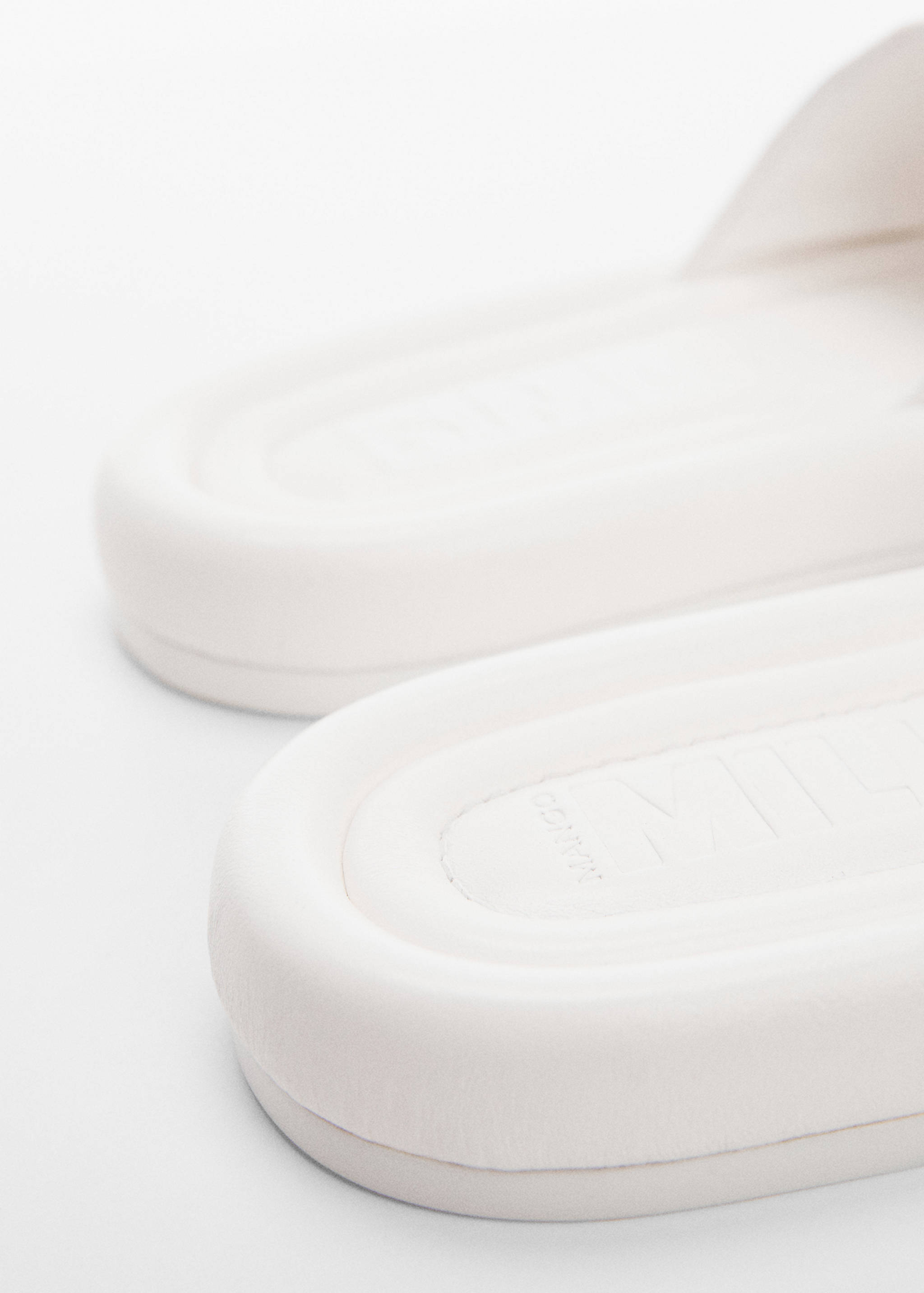 Leather sandals with a wide strap - Details of the article 2