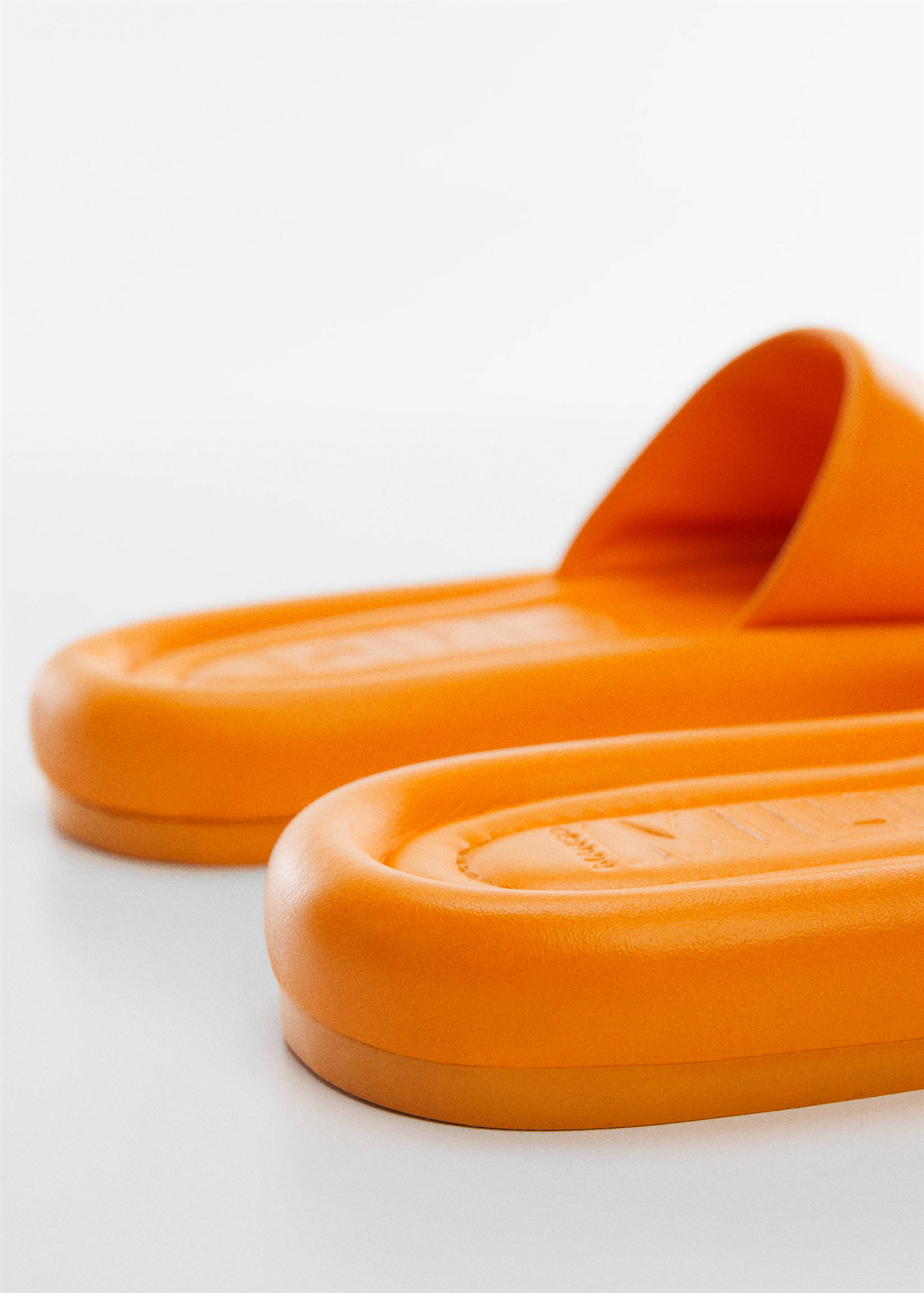 Leather sandals with a wide strap - Details of the article 1