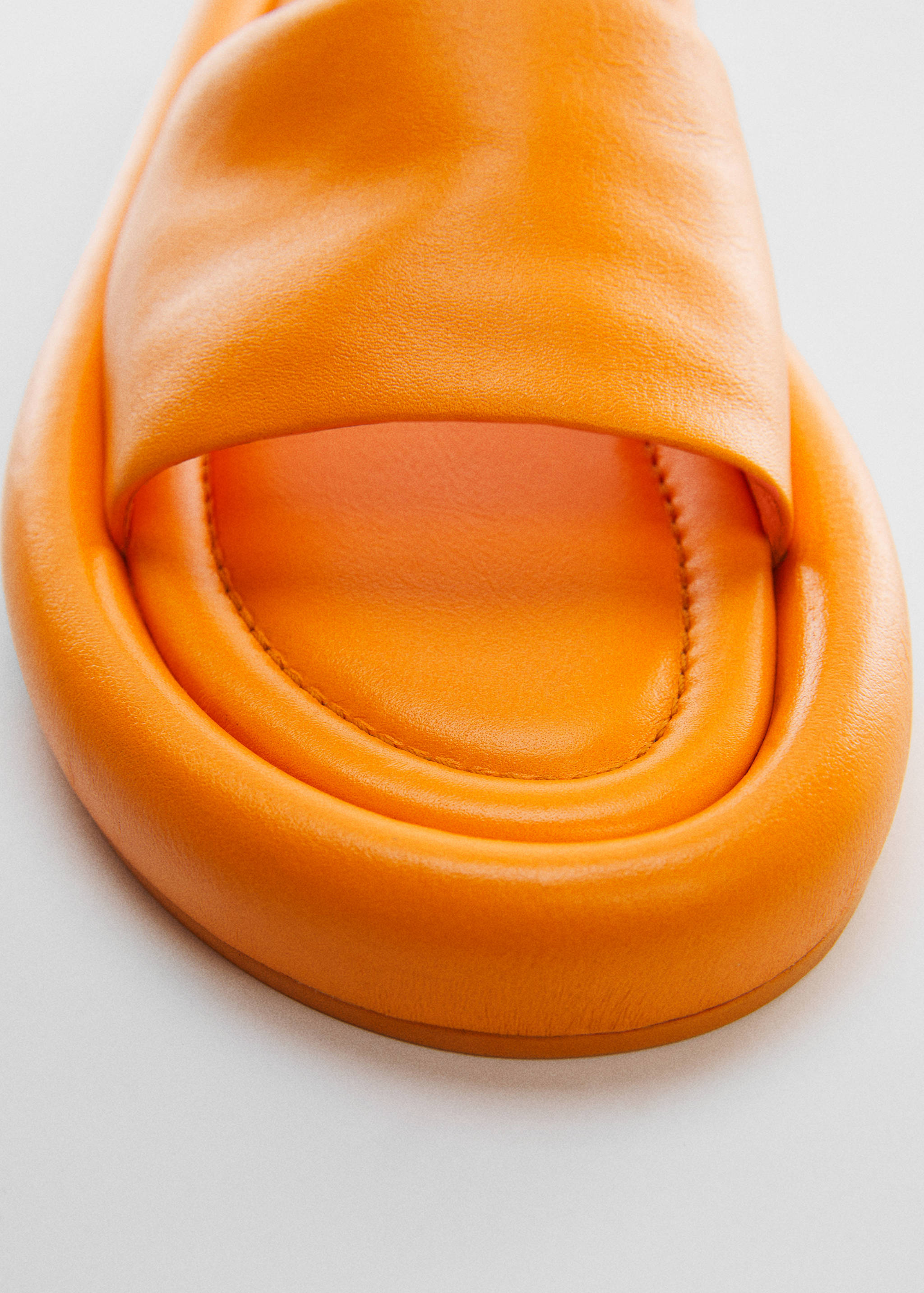 Leather sandals with a wide strap - Details of the article 2