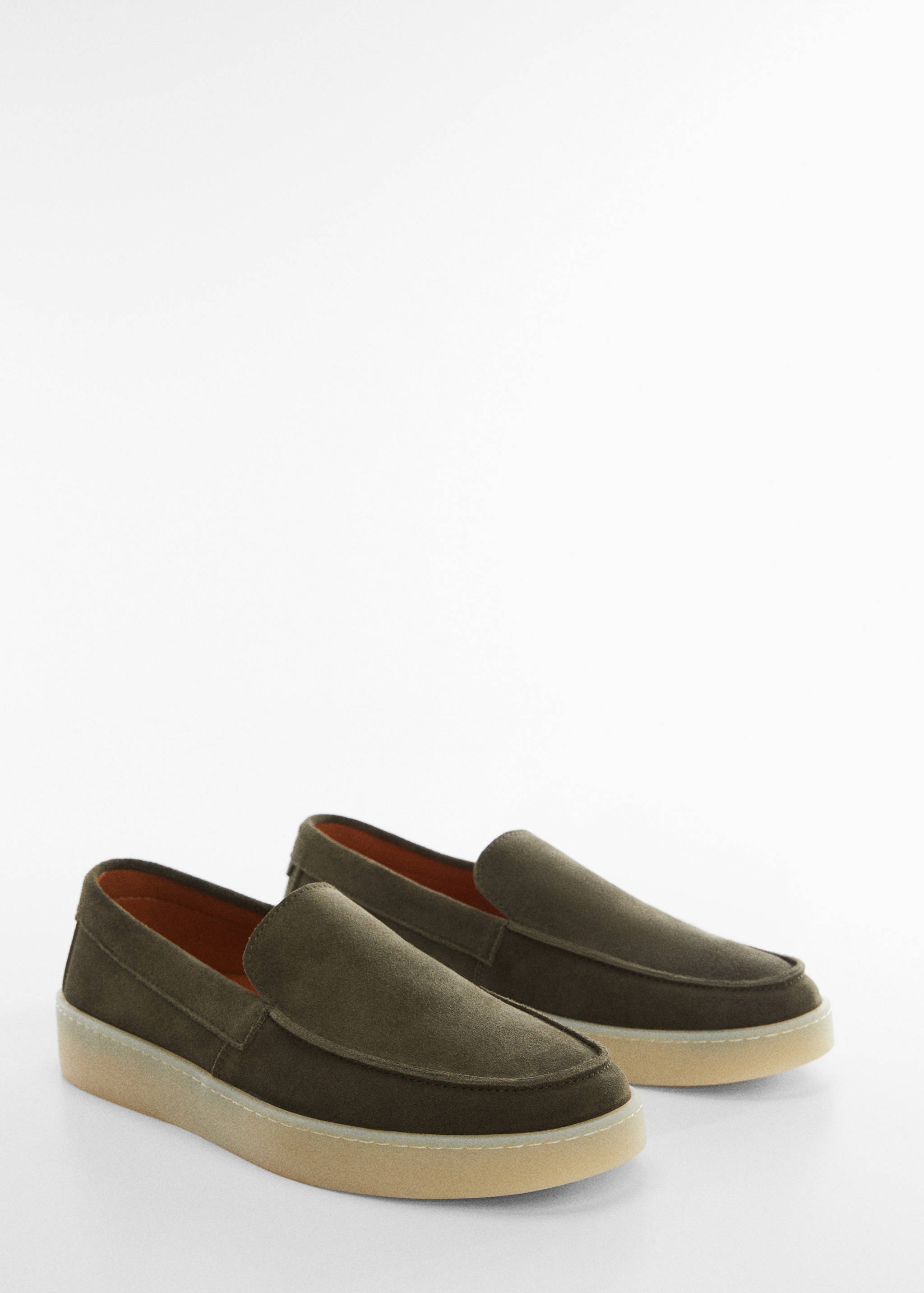 Pantofi din piele întoarsă - Plan mediu