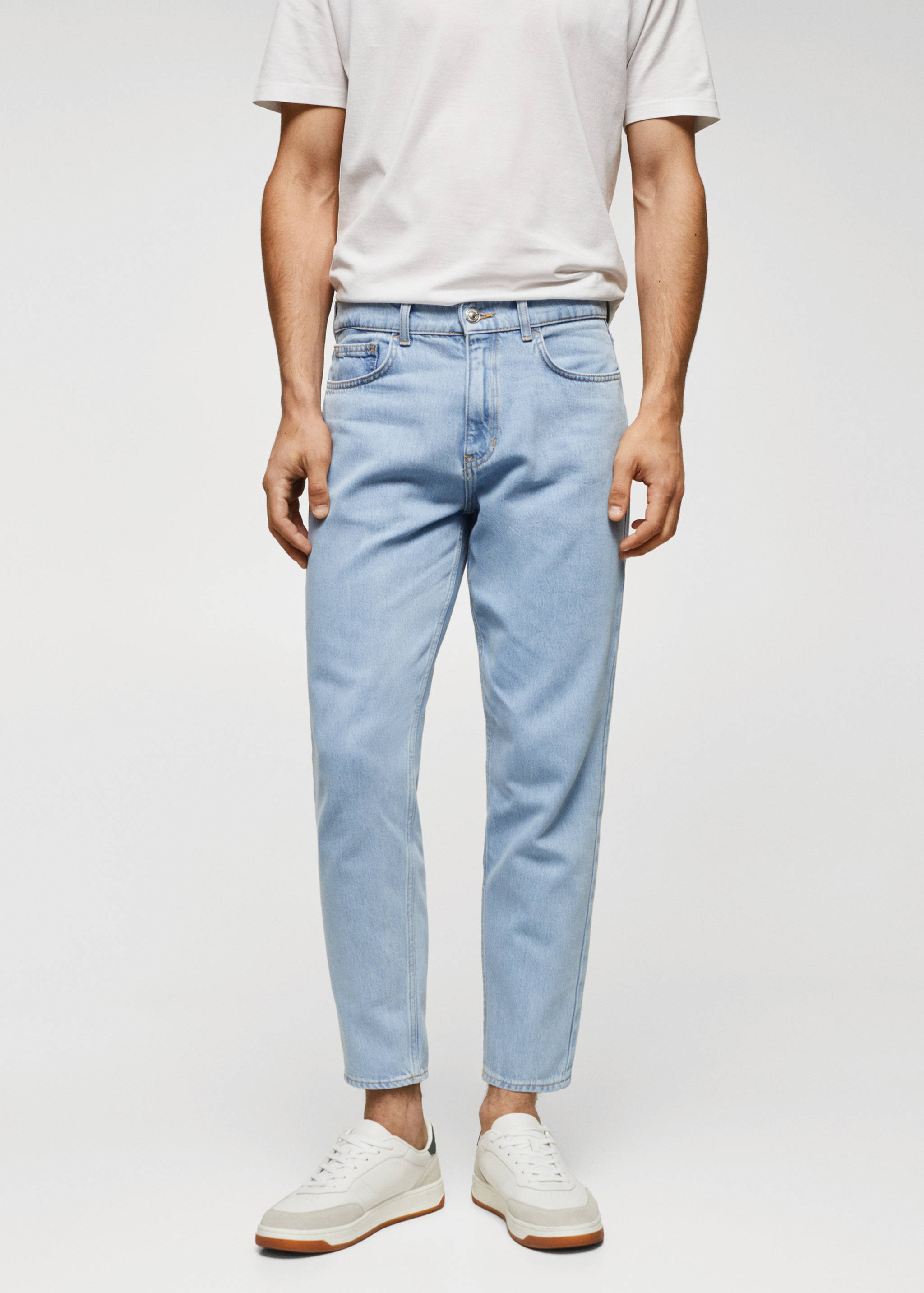 Jean léger tapered-fit délavé clair - Plan moyen