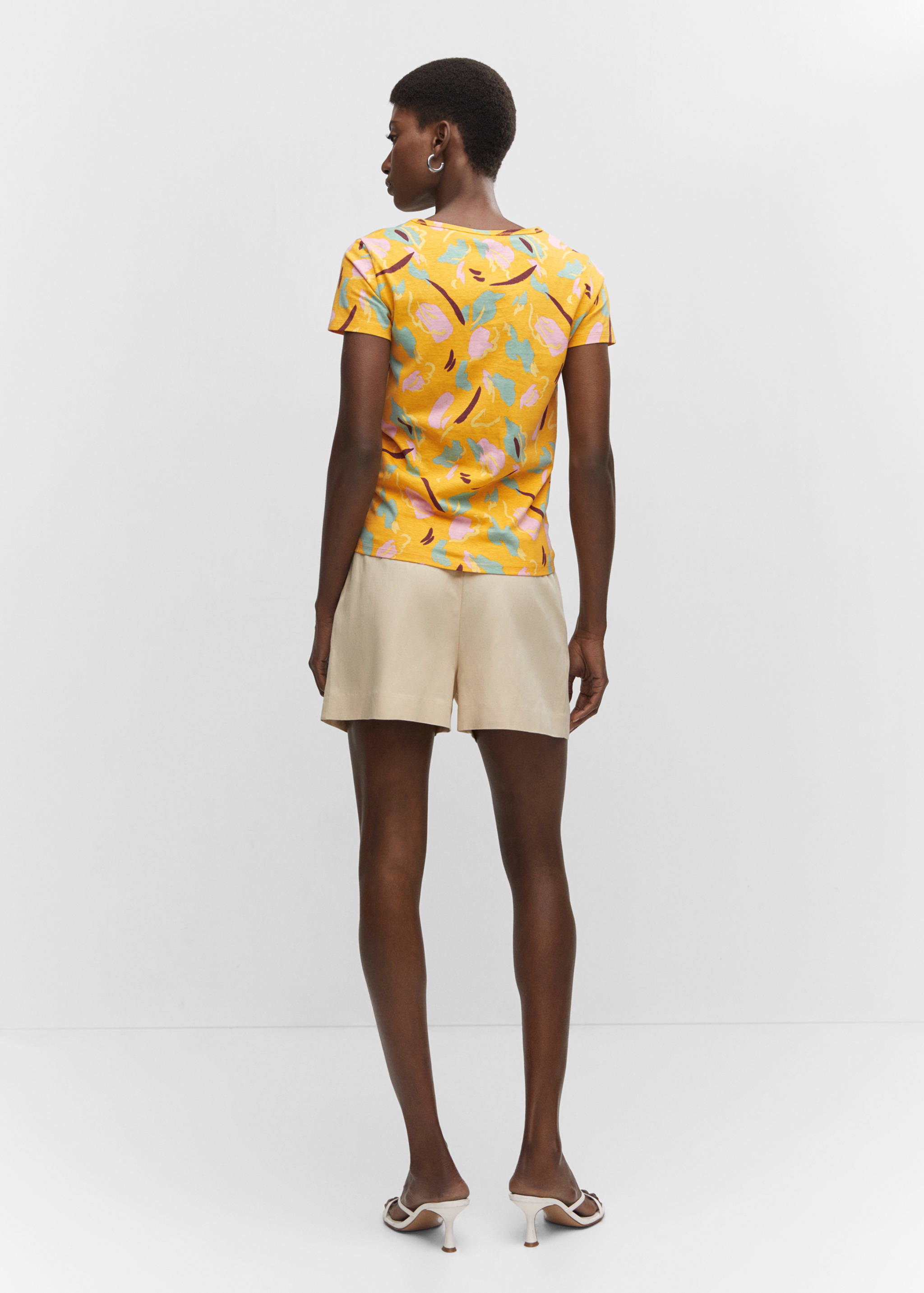 Gemustertes T-Shirt mit gesticktem Logo - Rückseite des Artikels