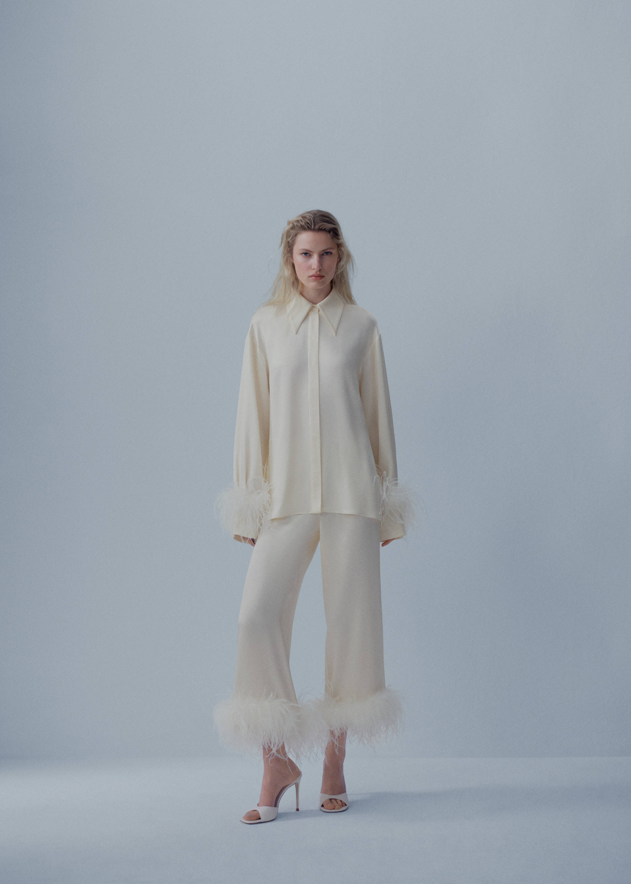 Satinierte Hose mit Federdetail - Allgemeine Ansicht