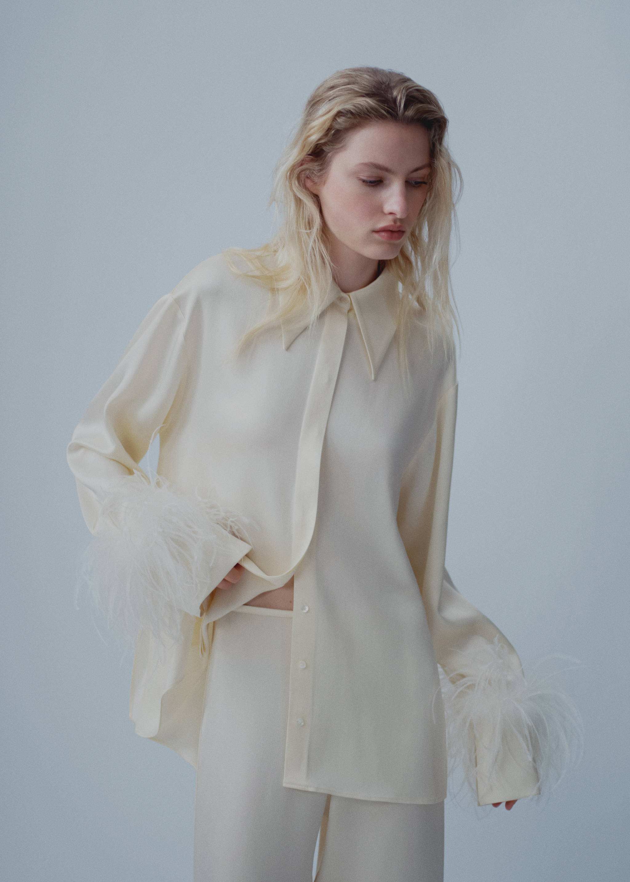 Satinierte Hose mit Federdetail - Mittlere Ansicht