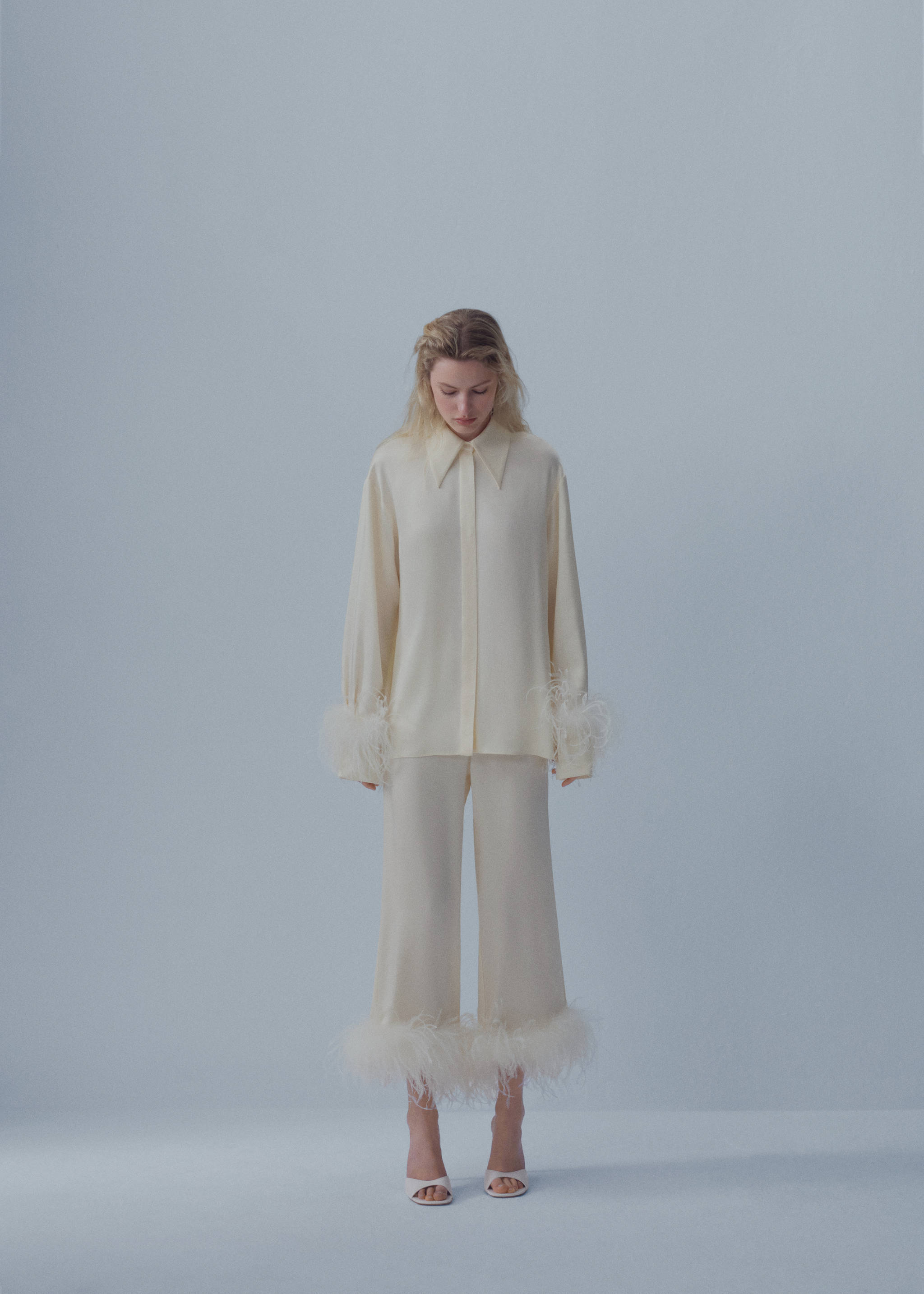 Satinierte Hose mit Federdetail - Detail des Artikels 1