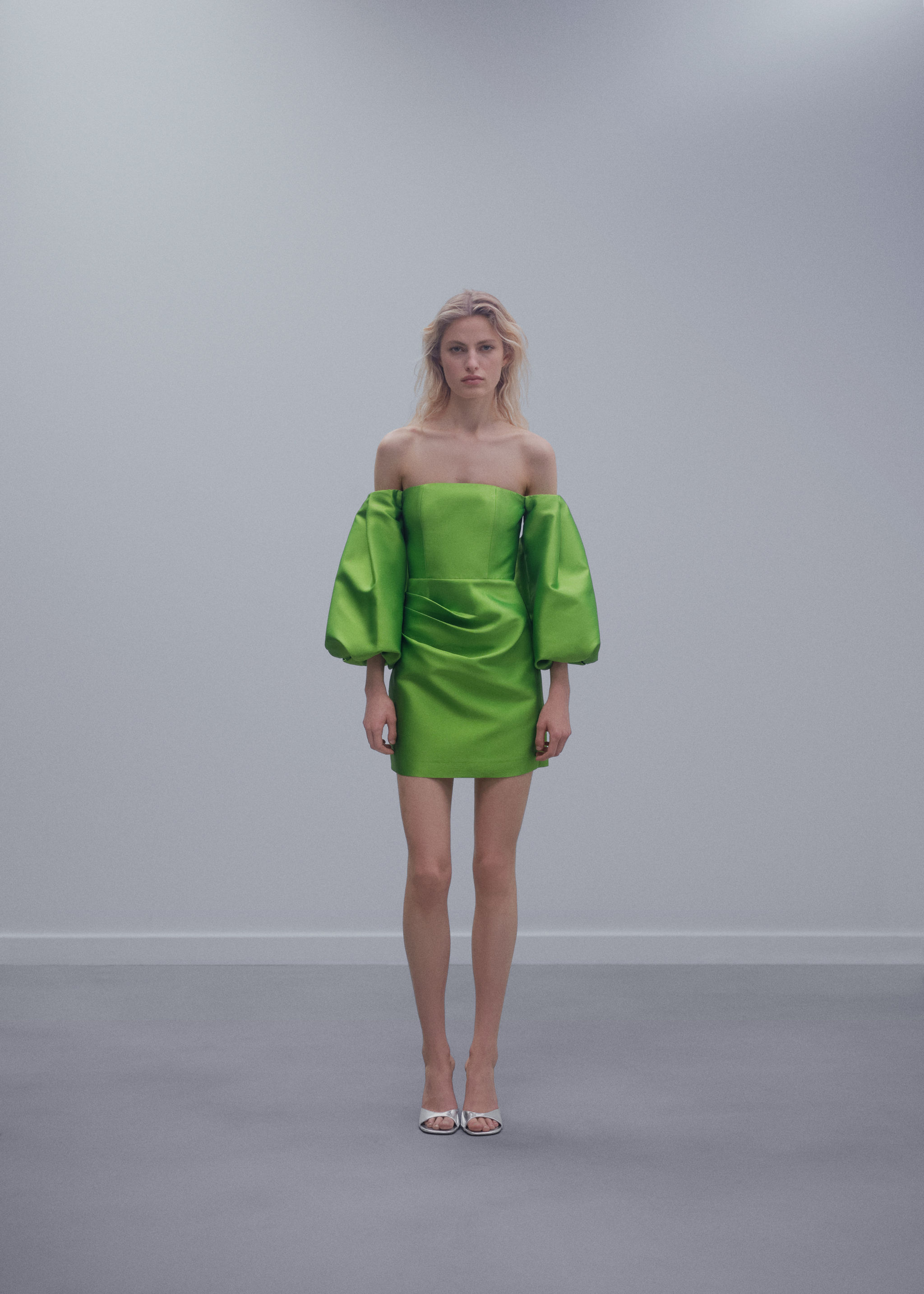 Satin dress with volume sleeves - General plane