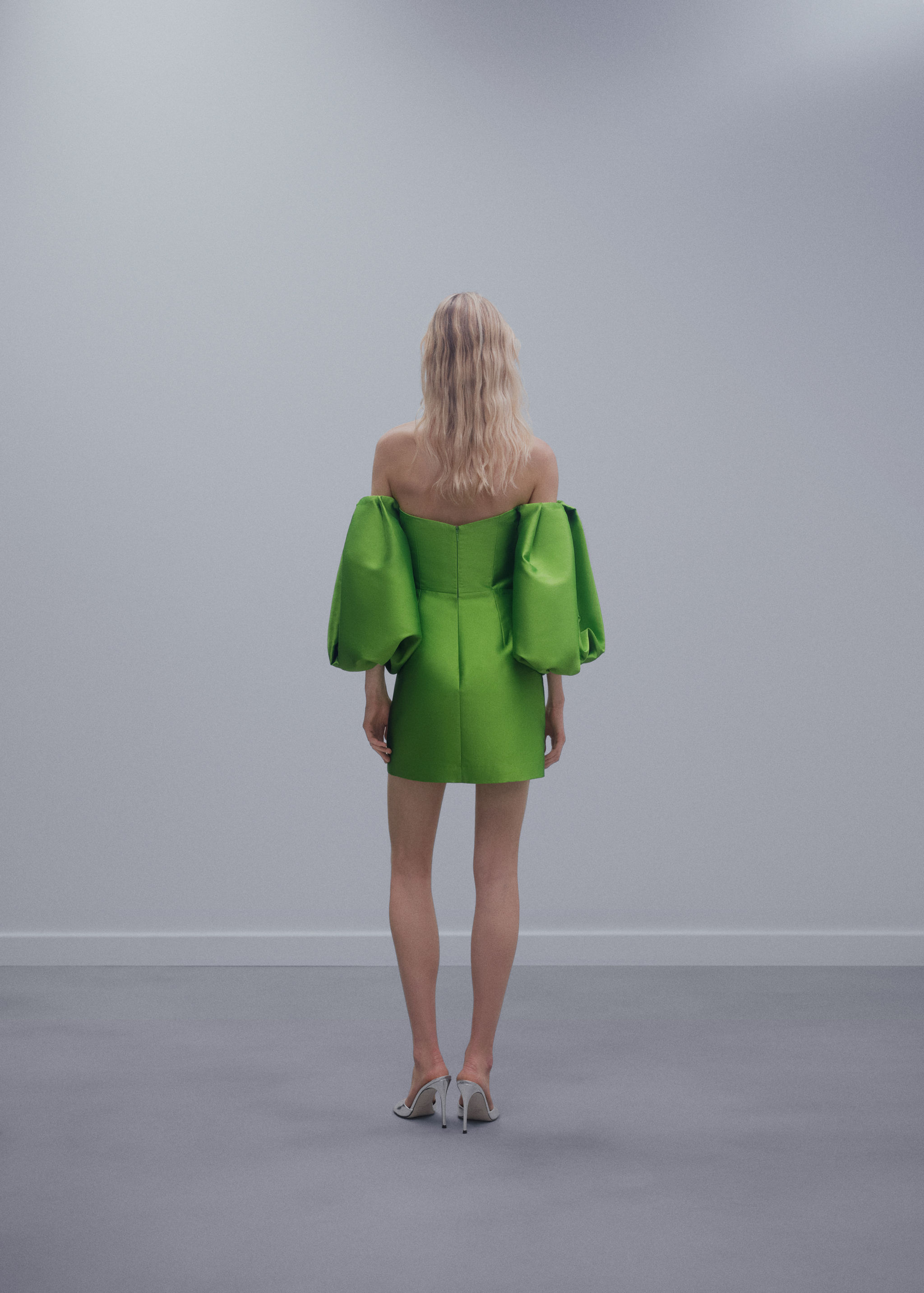 Satin dress with volume sleeves - Reverse of the article