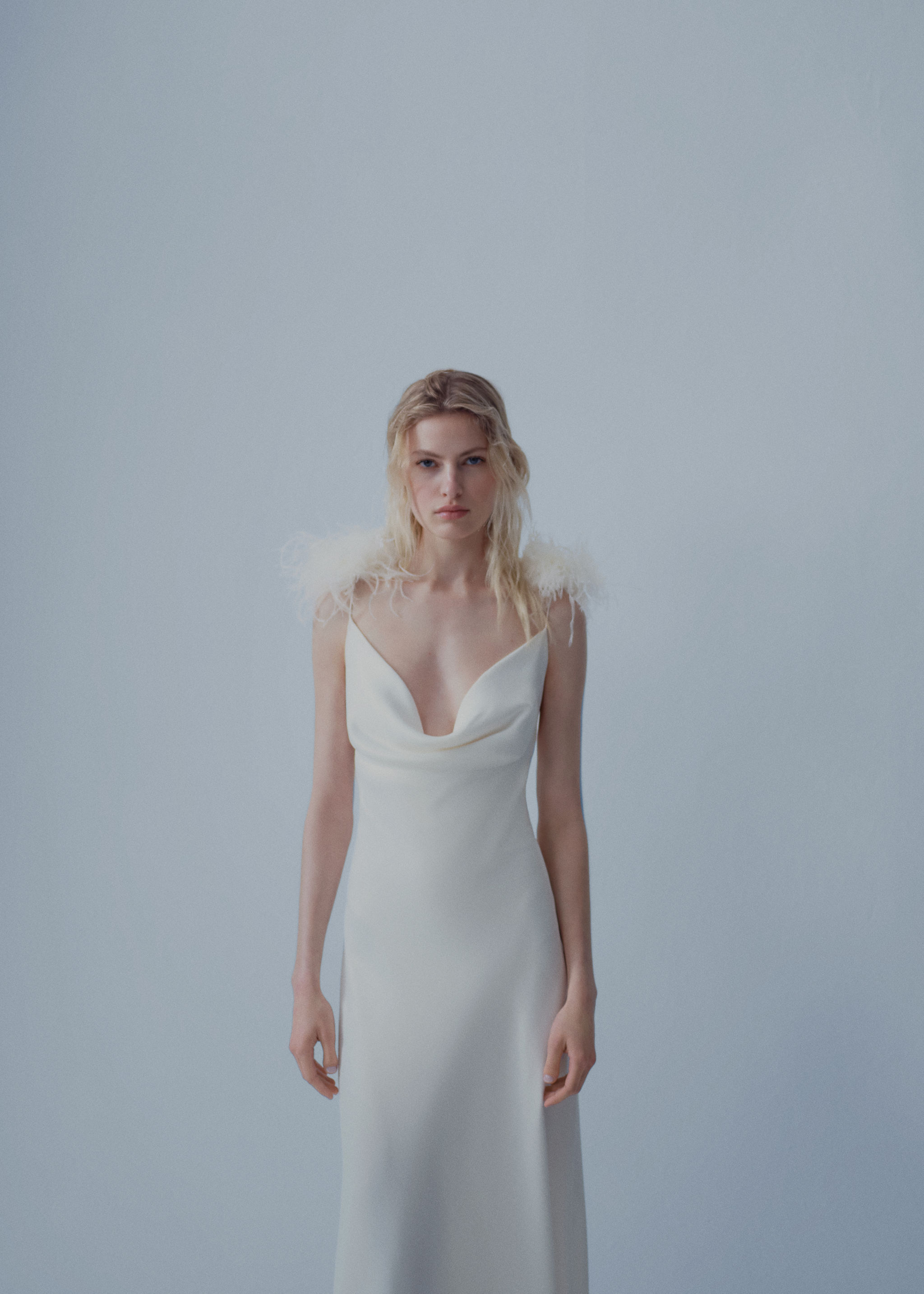 Vestido com estilo de lingerie e pormenor de penas - Pormenor do artigo 2