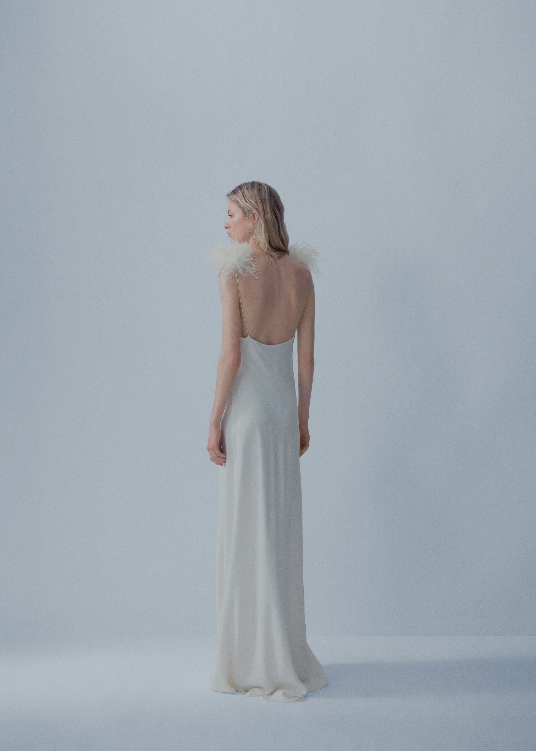 Vestido com estilo de lingerie e pormenor de penas - Verso do artigo