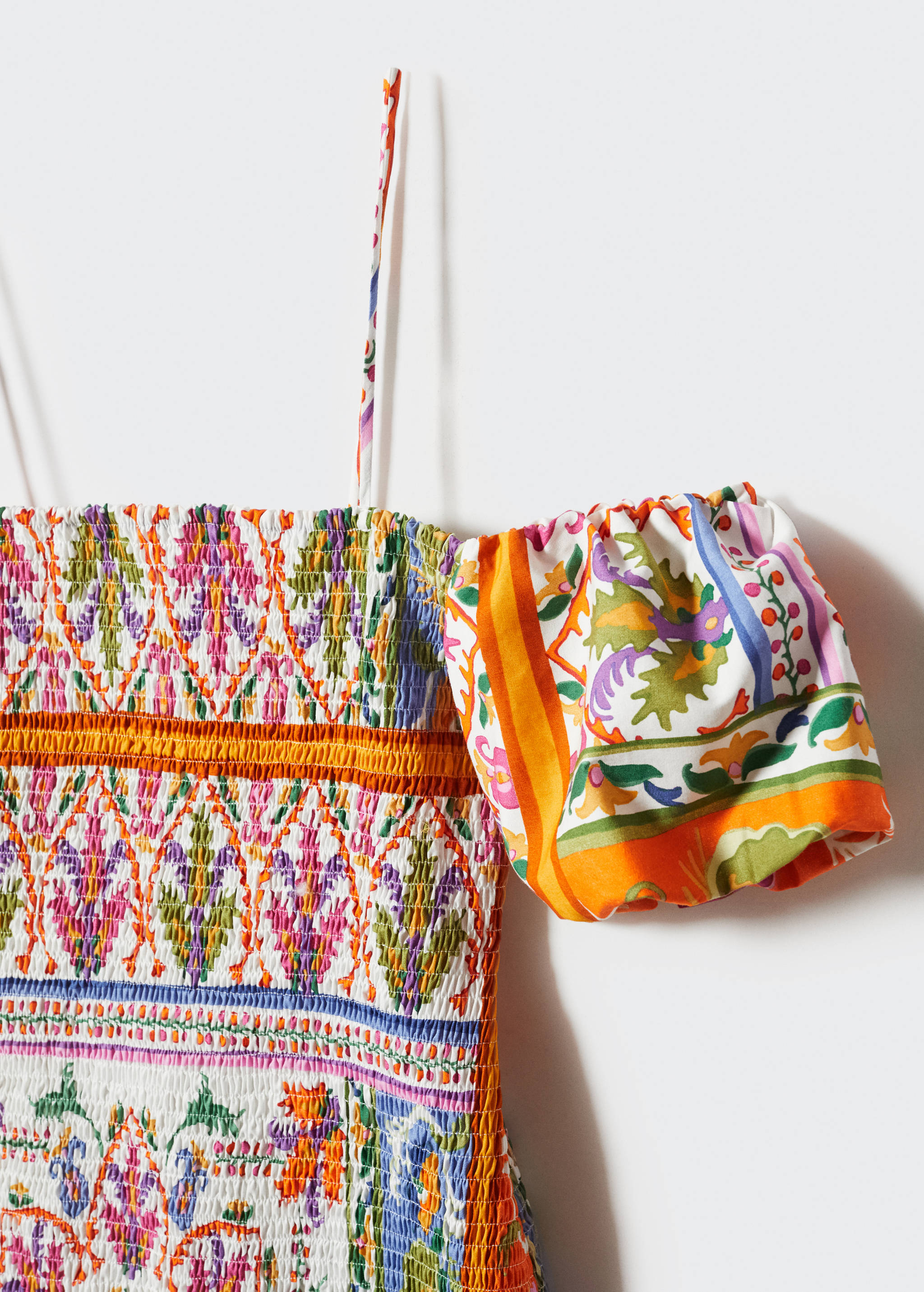 Ruffled dress with puffed sleeves - Details of the article 8