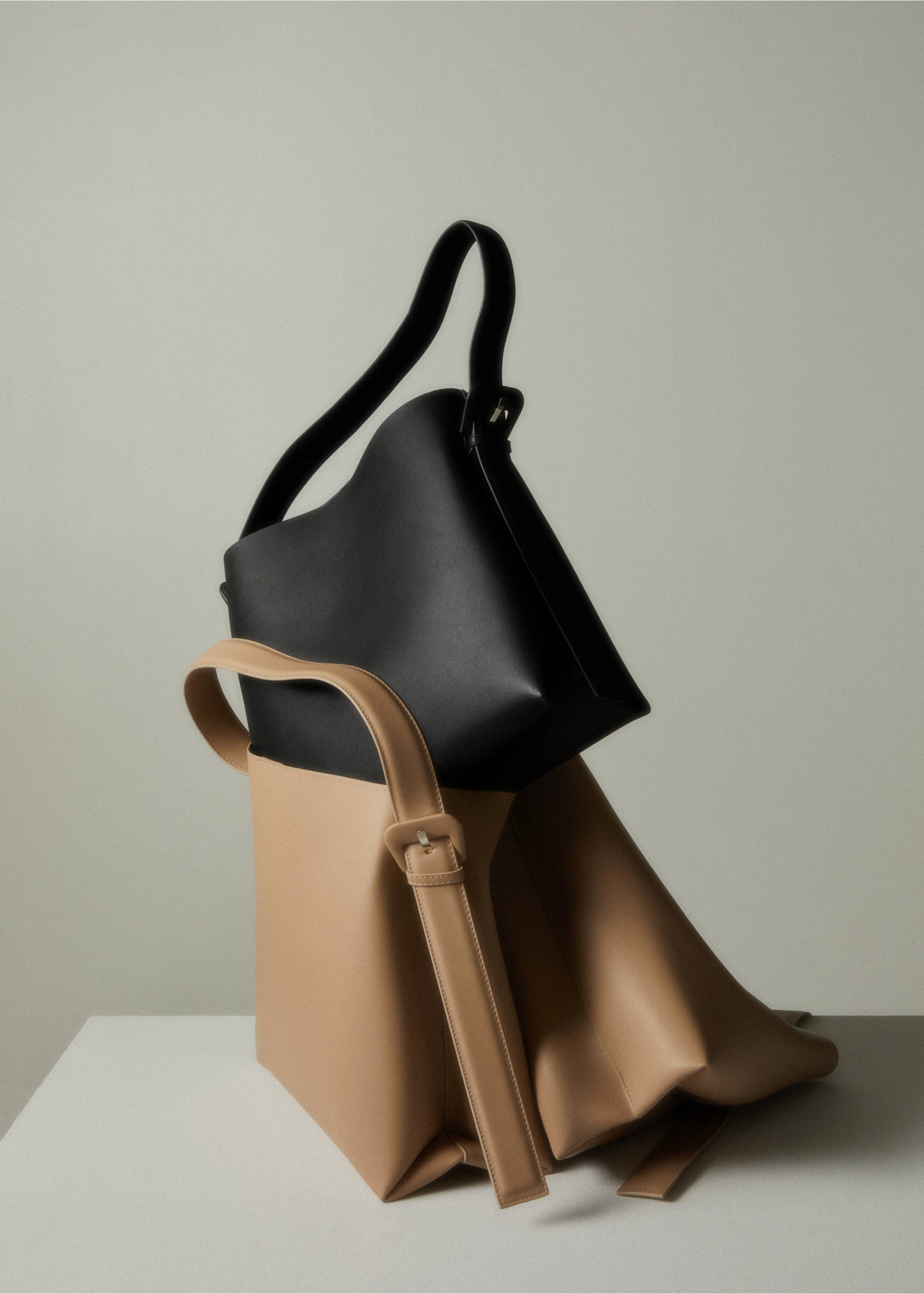 Shopper bag with buckle - Details of the article 8, Light/Pastel Brown. Ref: 57001502-00.