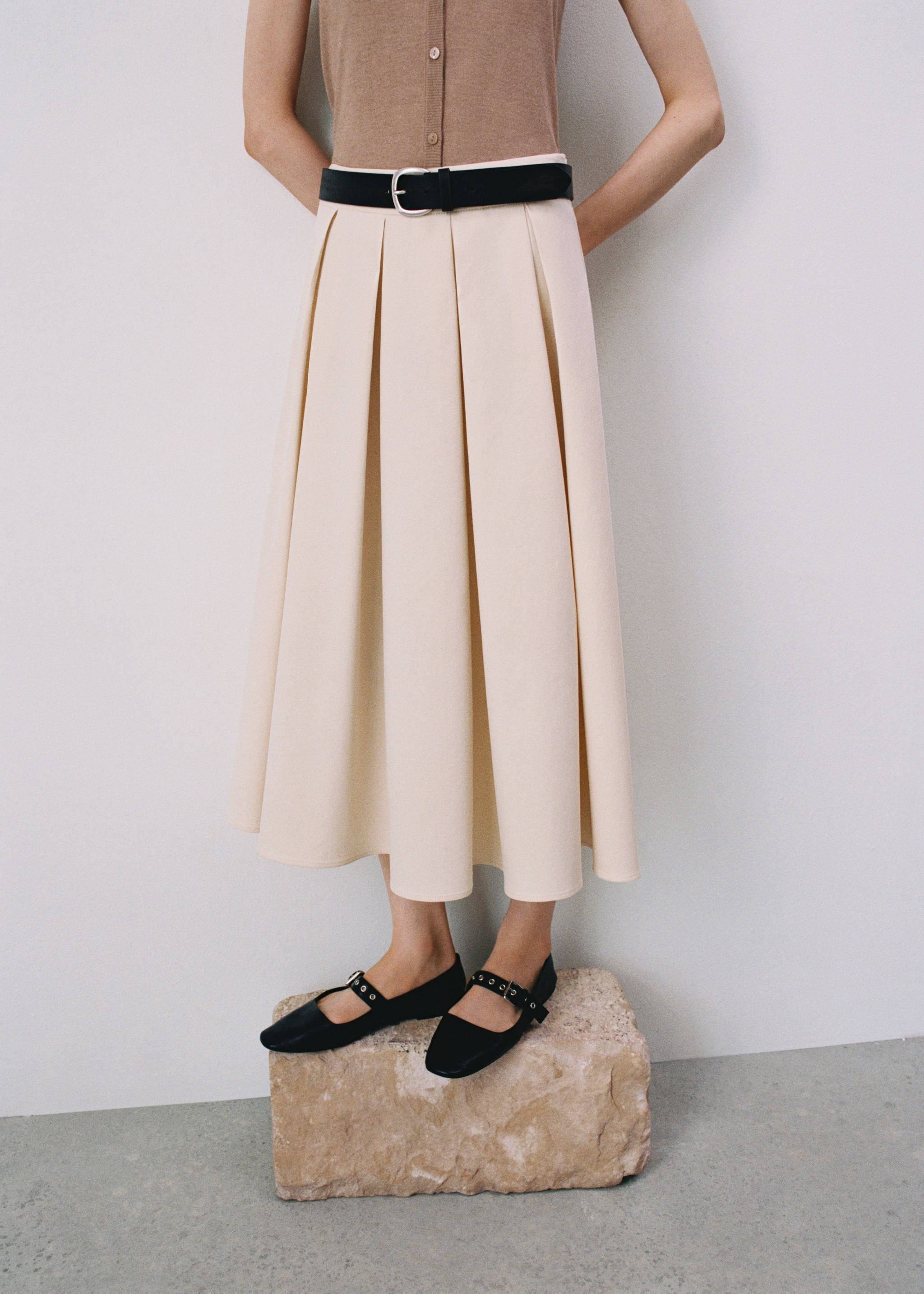 Studded buckle shoes - General plane