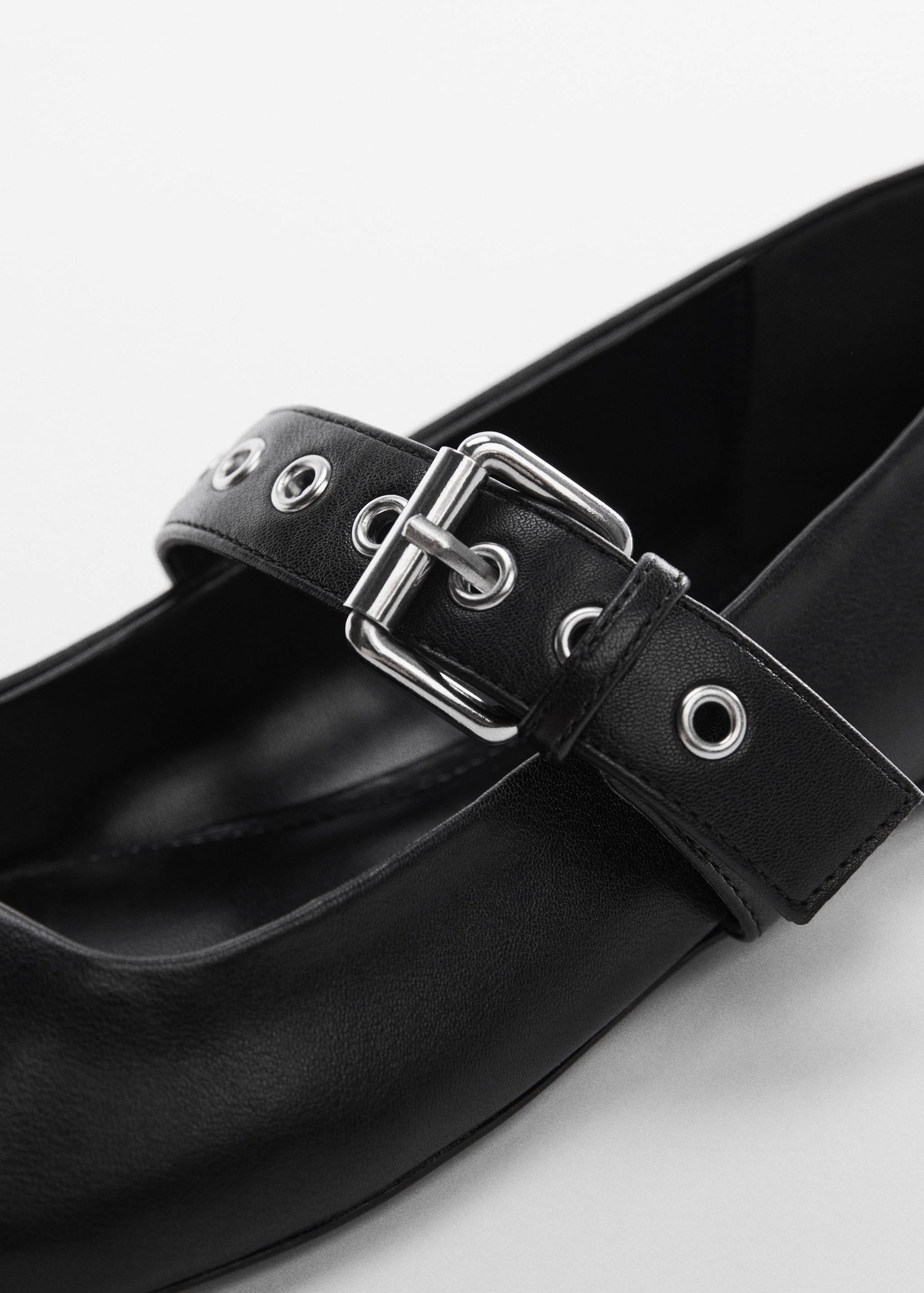 Studded buckle shoes - Details of the article 2