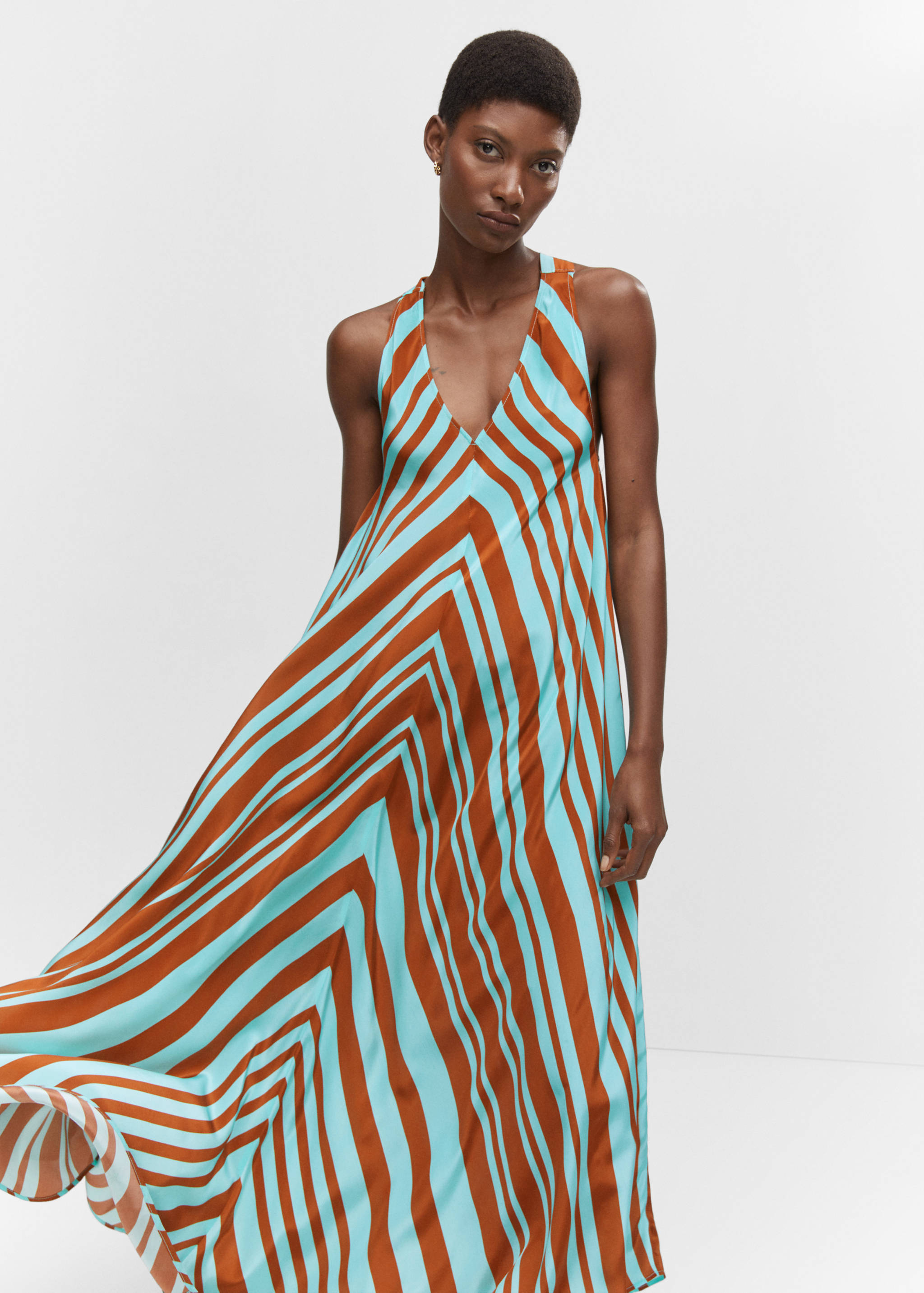 Robe satinée col V - Plan moyen