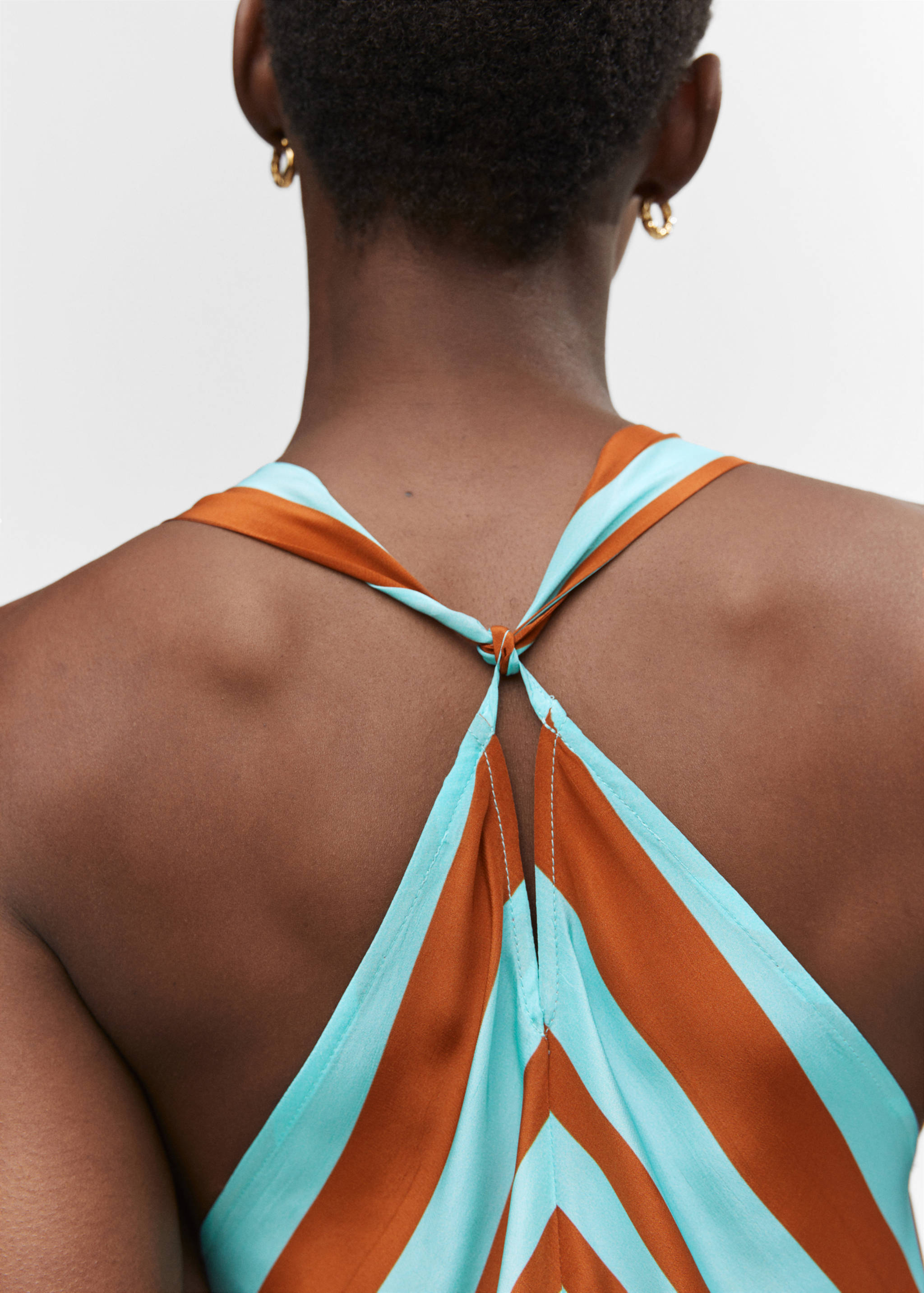 Robe satinée col V - Détail de l'article 6