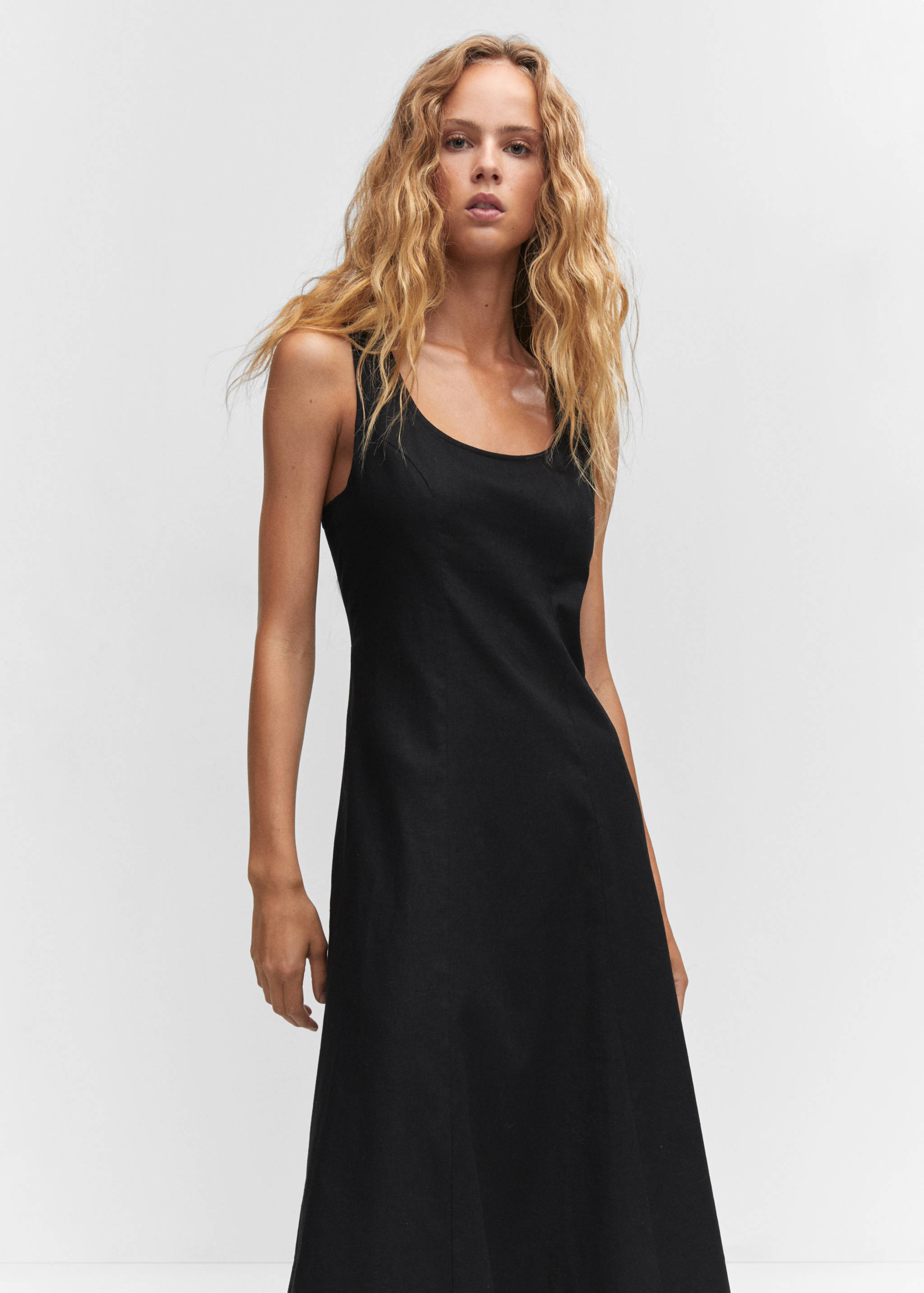 Vestido lino abertura espalda - Plano medio