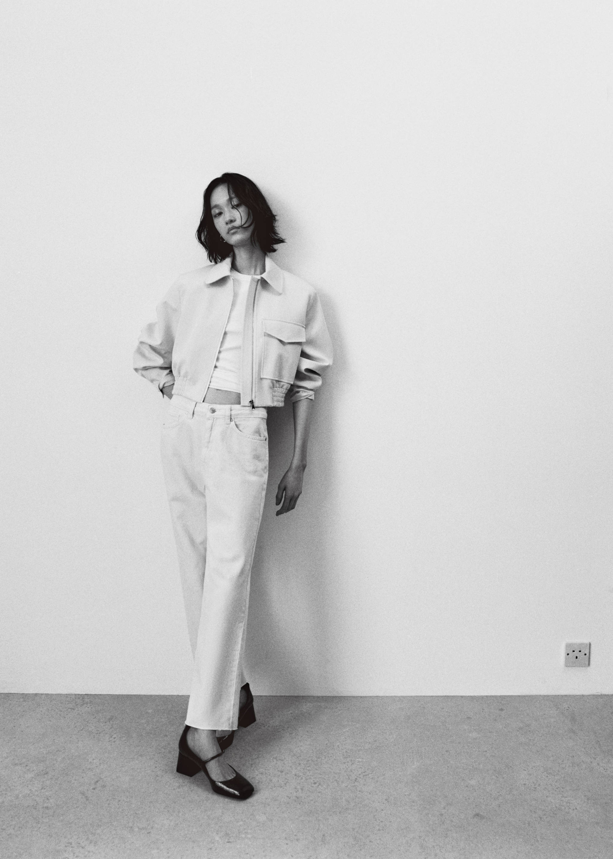 Straight-fit cropped jeans - Details of the article 7, Ecru. Ref: 57003805-00.