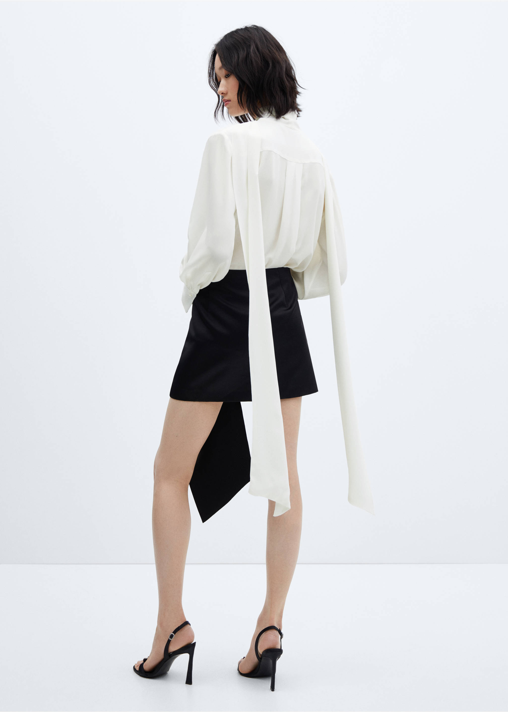 Tie-neck blouse - Reverse of the article, Off White. Ref: 57003825-00.
