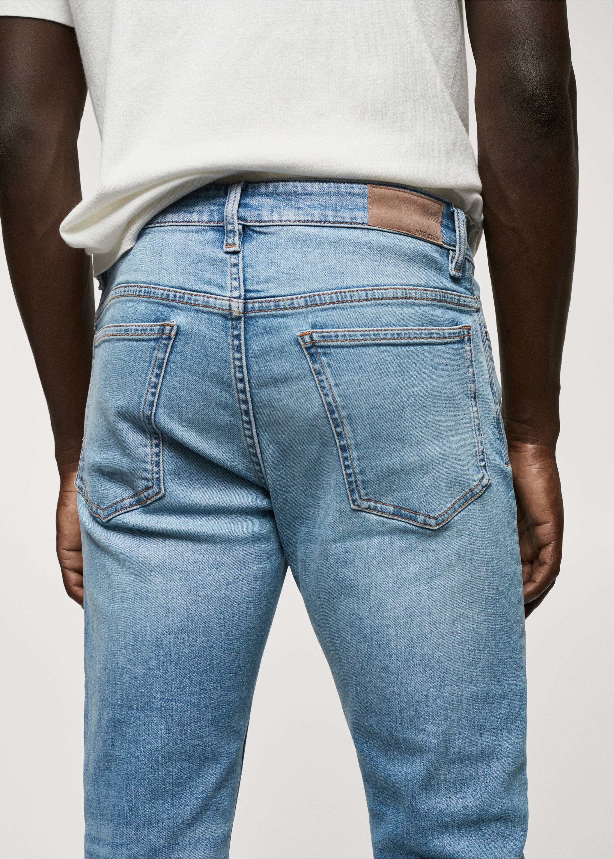 Tom tapered cropped jeans - Details of the article 4, Medium Blue. Ref: 57004411-00.
