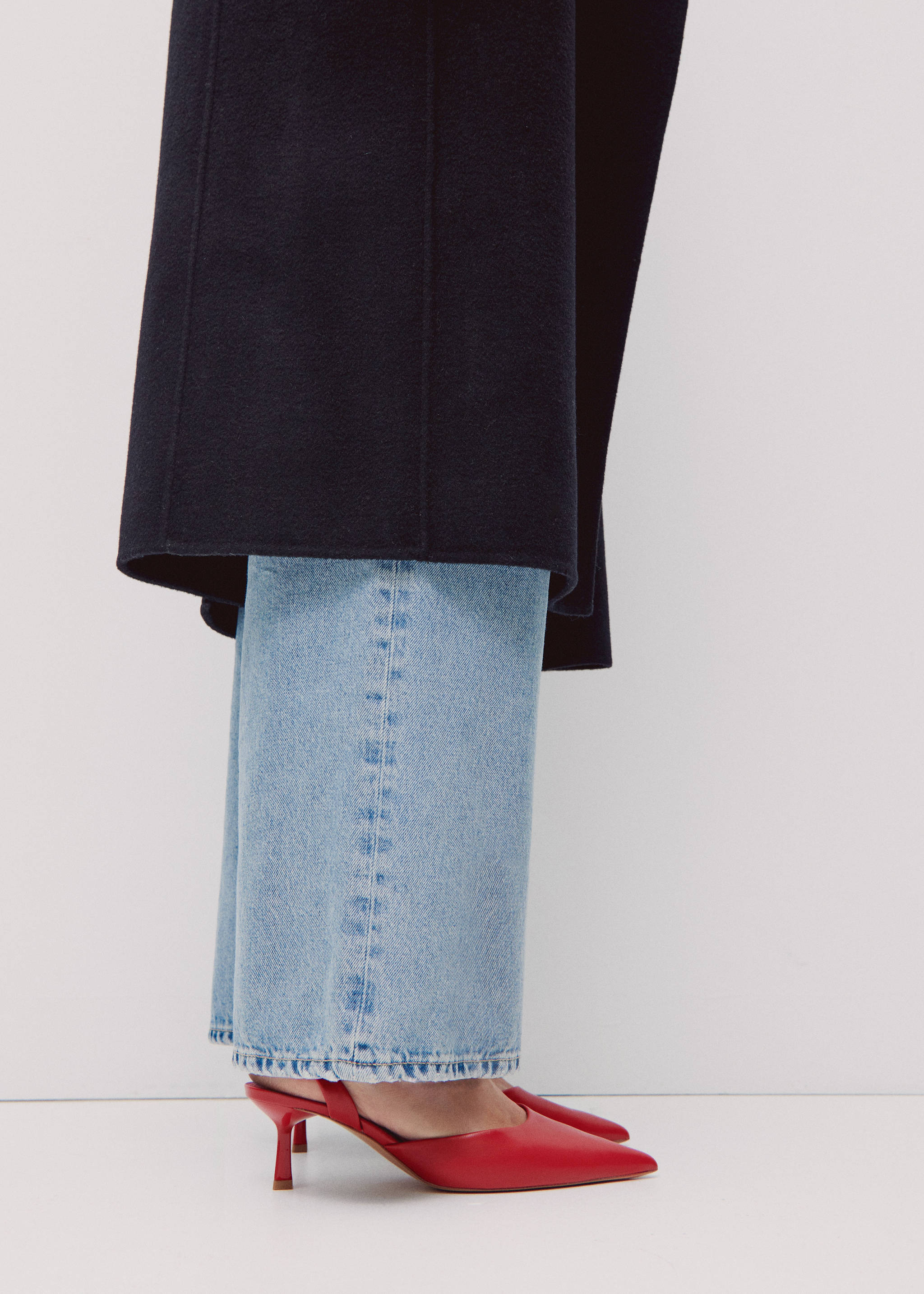 Pantofi cu toc fără călcâi - Plan general