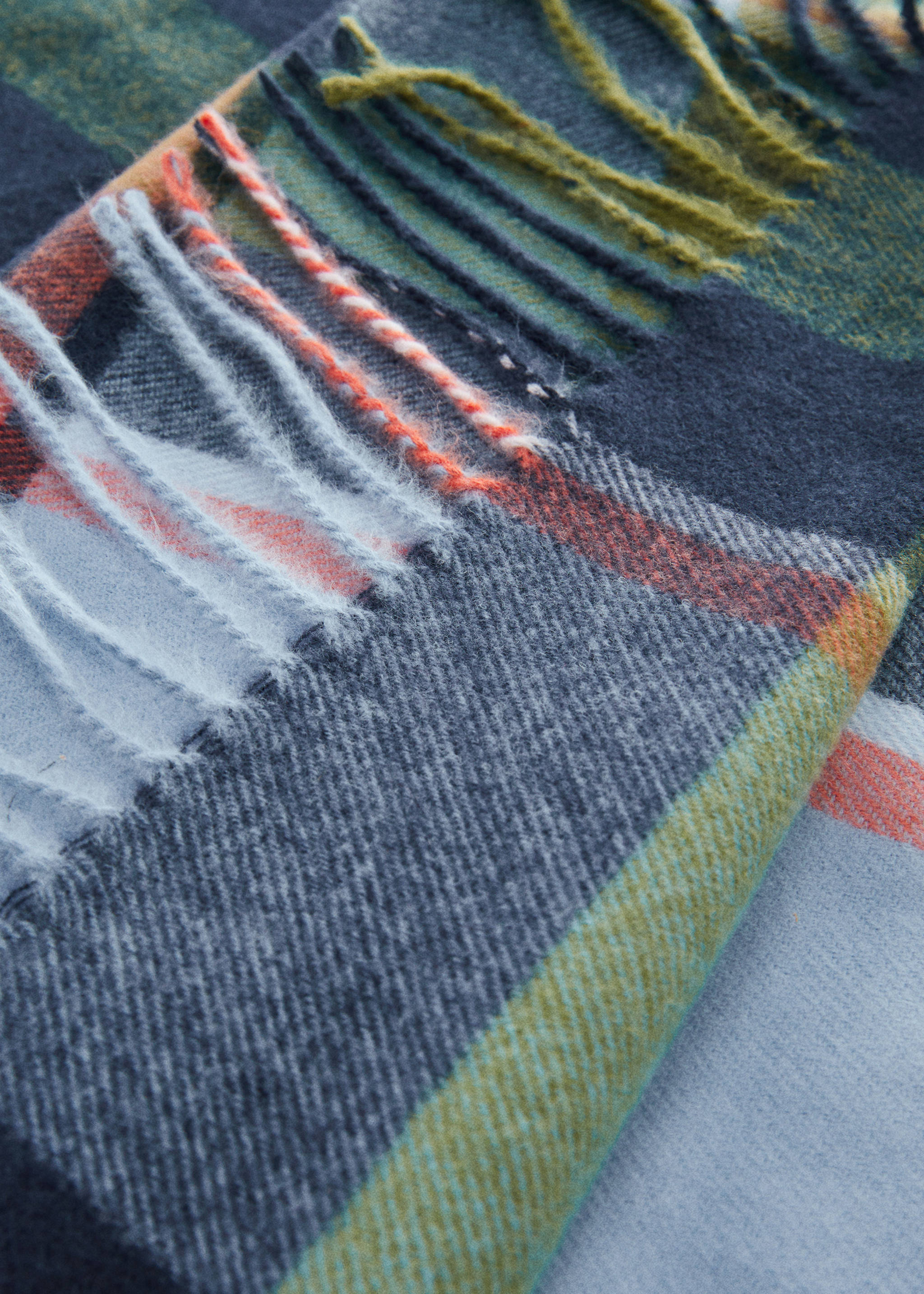 Écharpe à carreaux écossais - Plan moyen