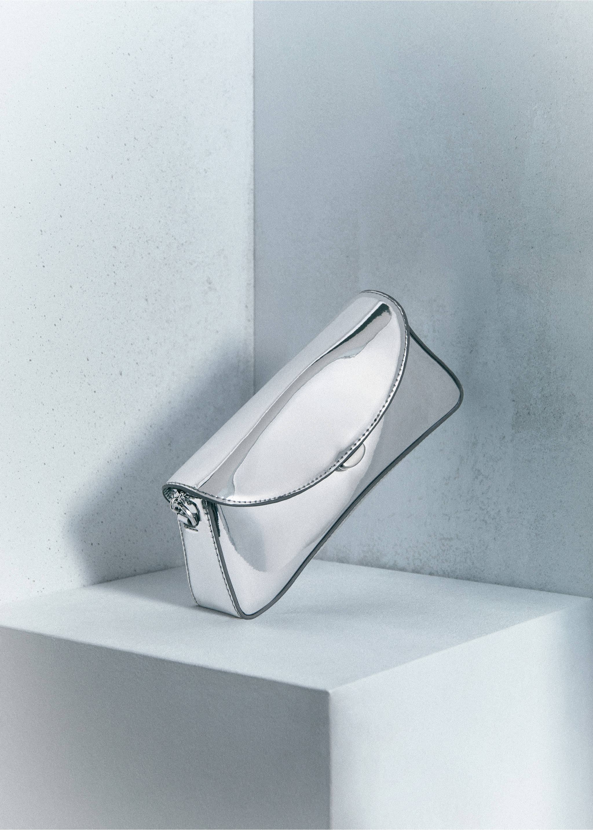 Patent leather chain handbag - Details of the article 9, Silver. Ref: 57004780-00.