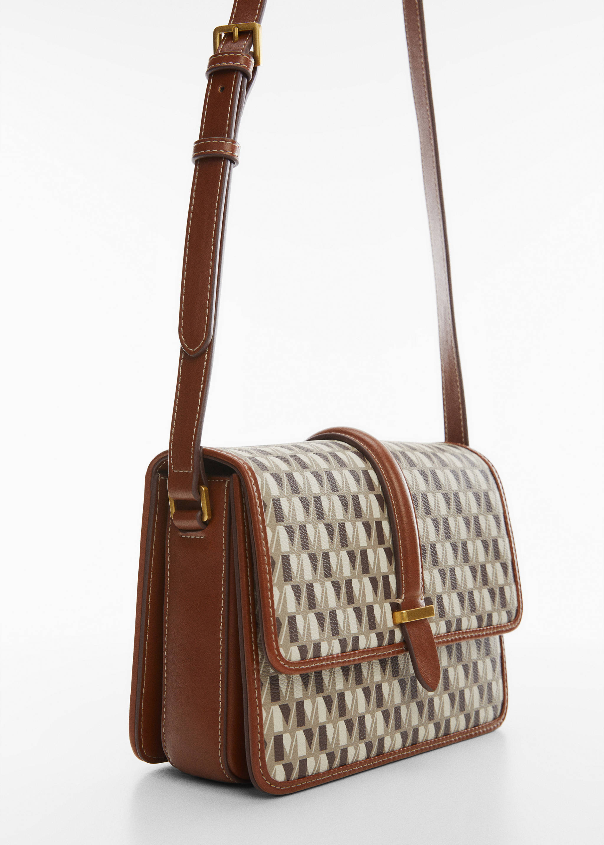 Bolso bandolera estampado logo - Plano medio