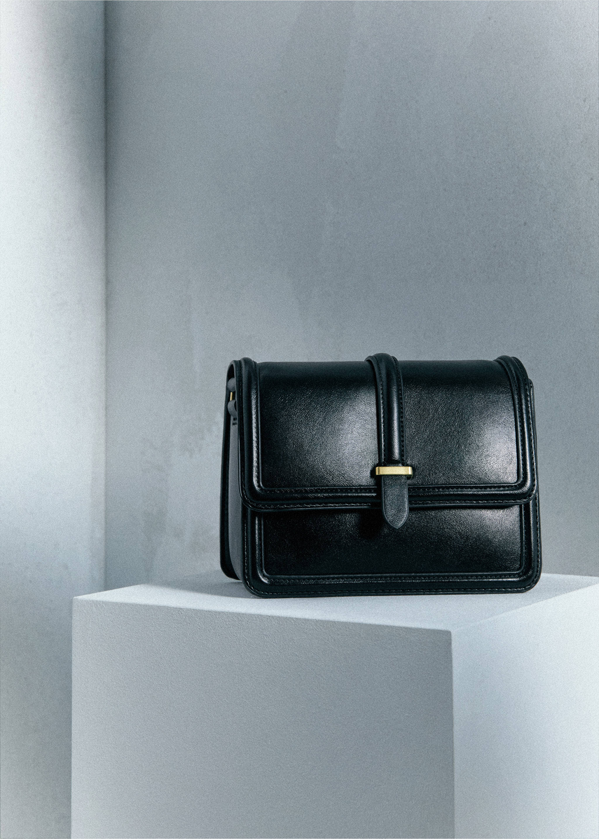 Crossbody bag with flap - Details of the article 9, Black. Ref: 57004783-00.