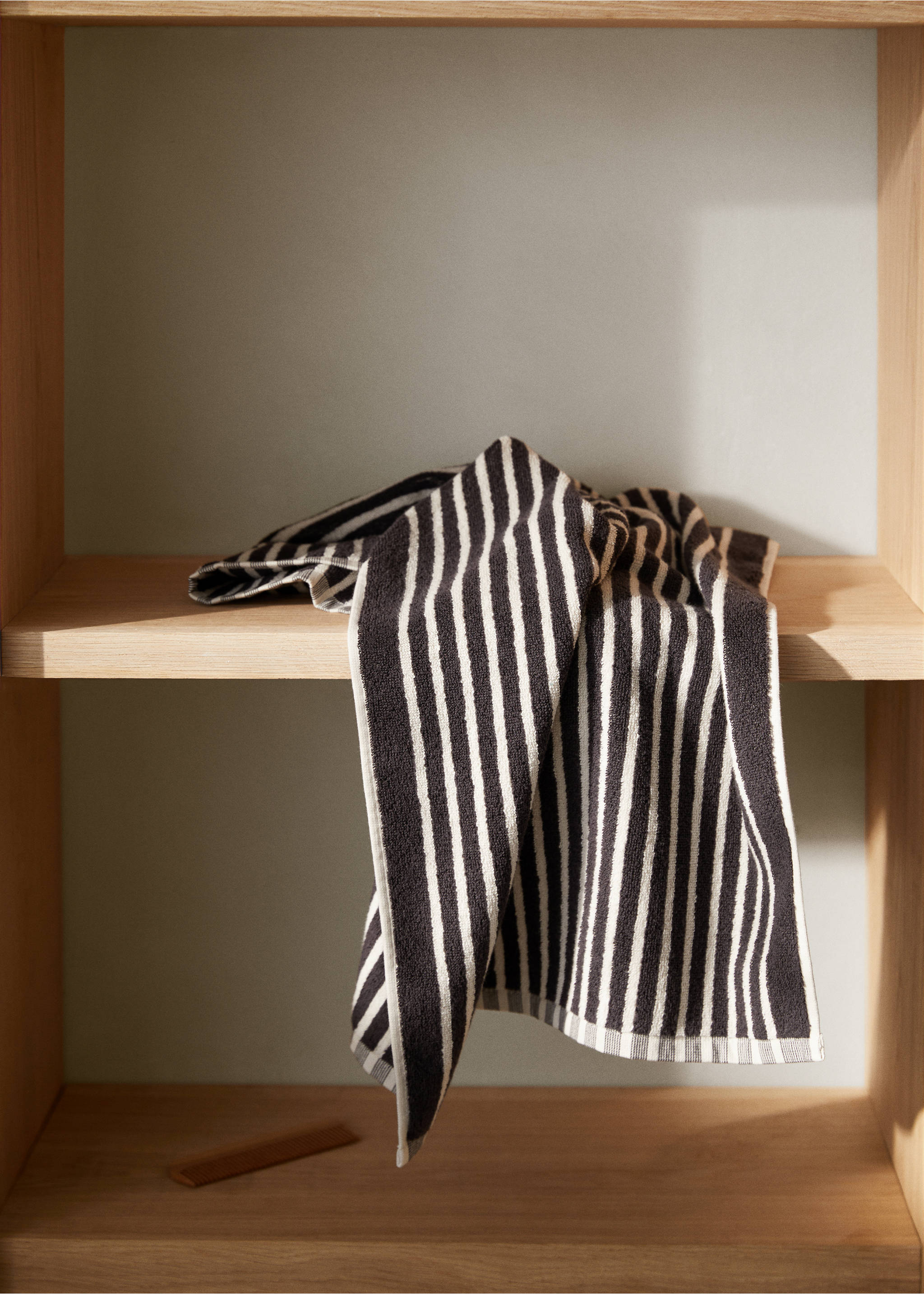 Striped hands towel 50x90cm - General plane, Black. Ref: 57004797-00.