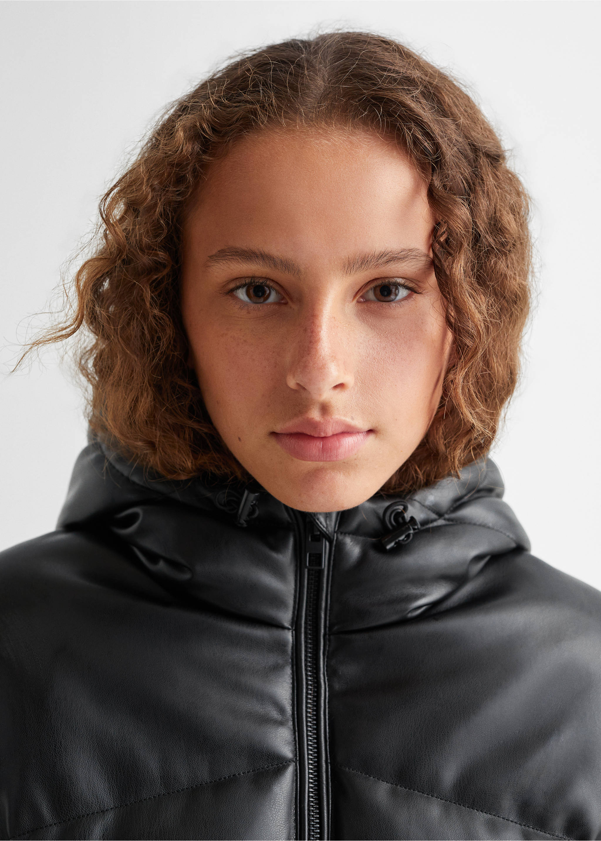 Anorak acolchado efecto piel - Detalle del artículo 1, Negro. Ref: 57005143-00.