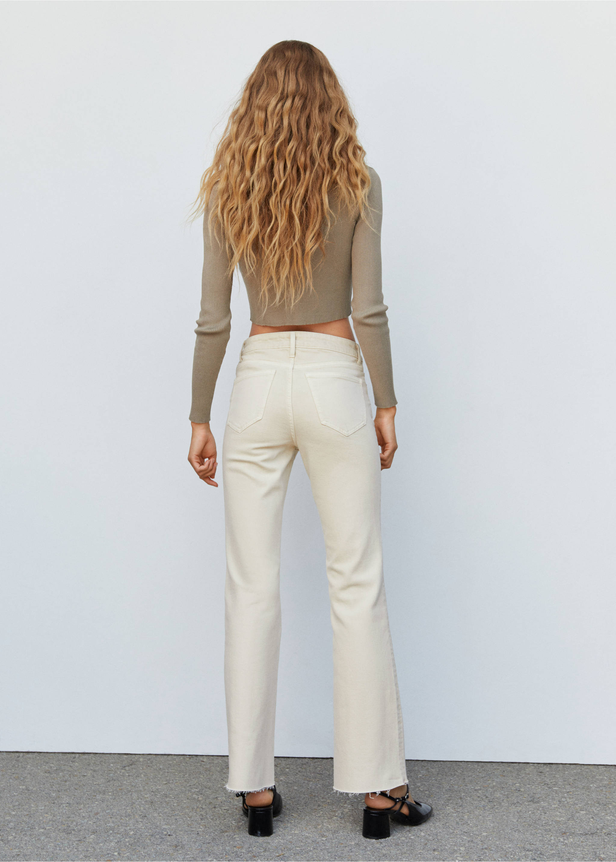 Medium-rise flared jeans - Reverse of the article, Ecru. Ref: 57005146-00.