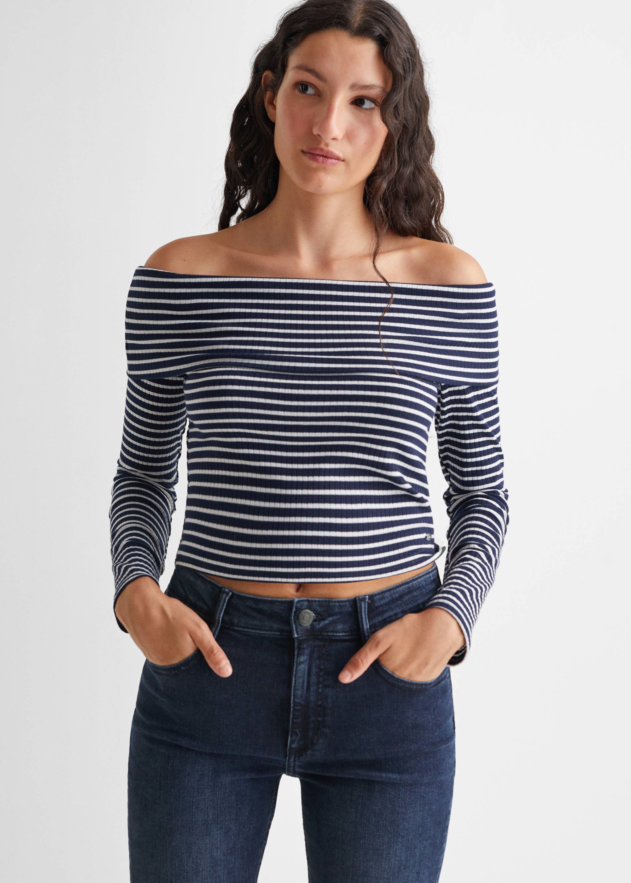 Utsvängda jeans - Bild av mittparti