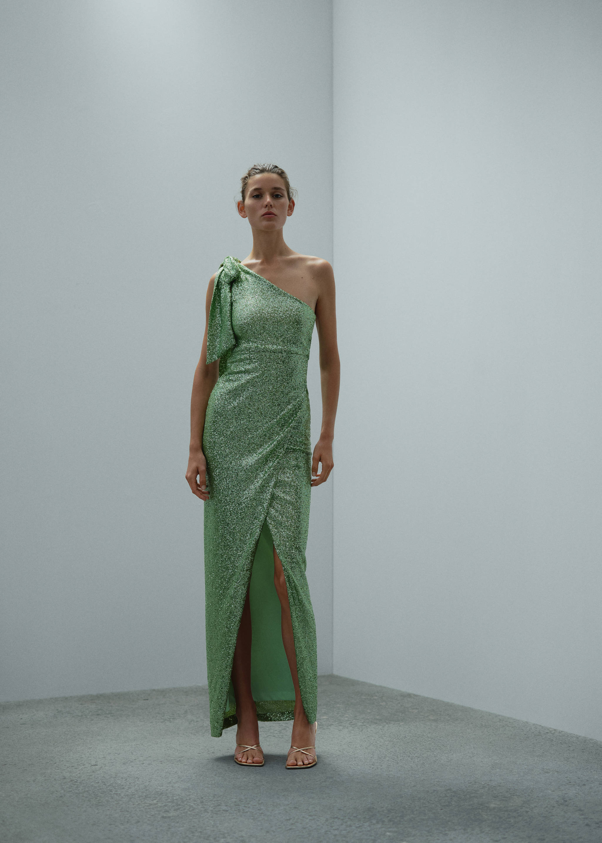 Asymmetrical sequin dress with bow - General plane