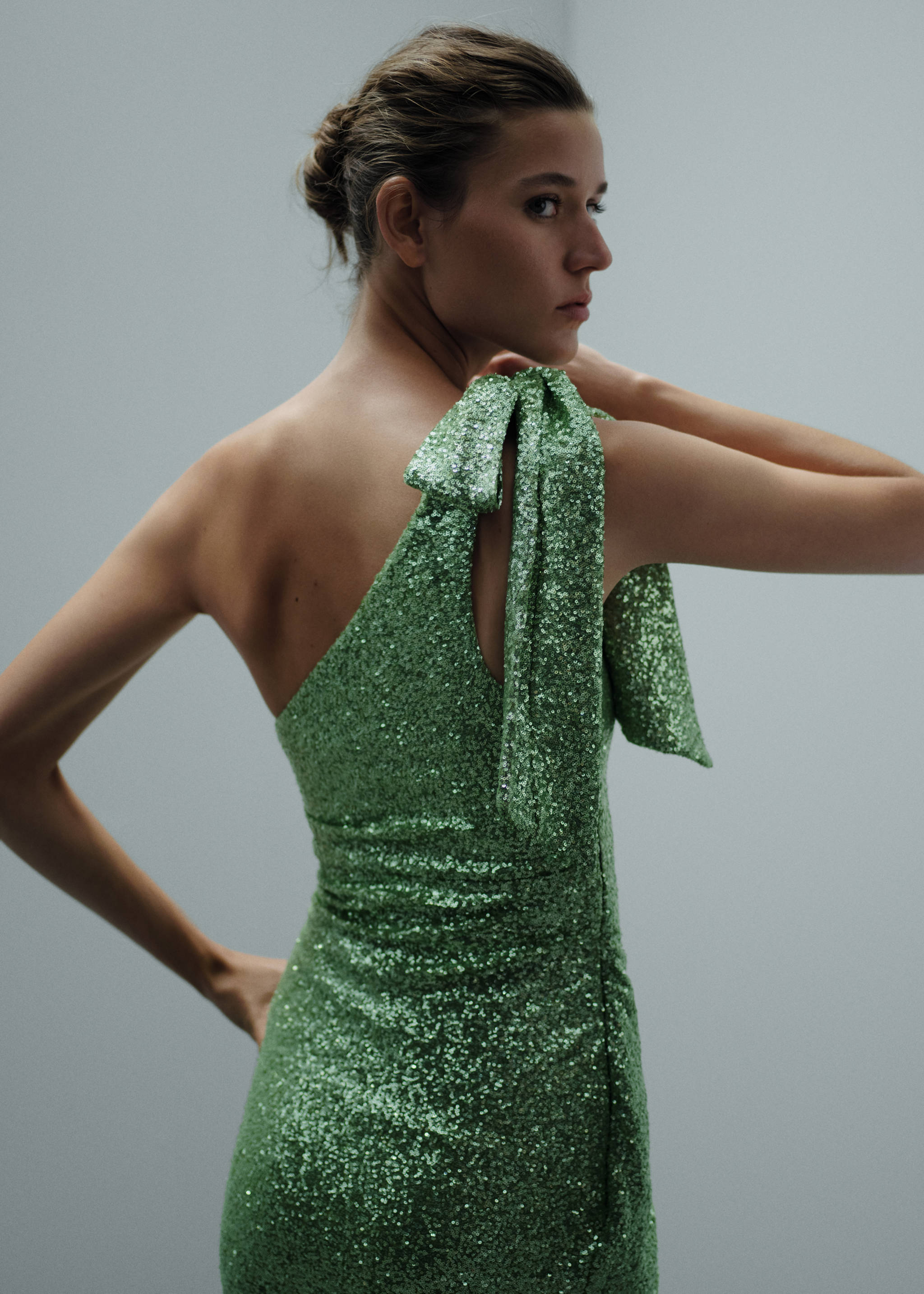 Asymmetrical sequin dress with bow - Details of the article 6