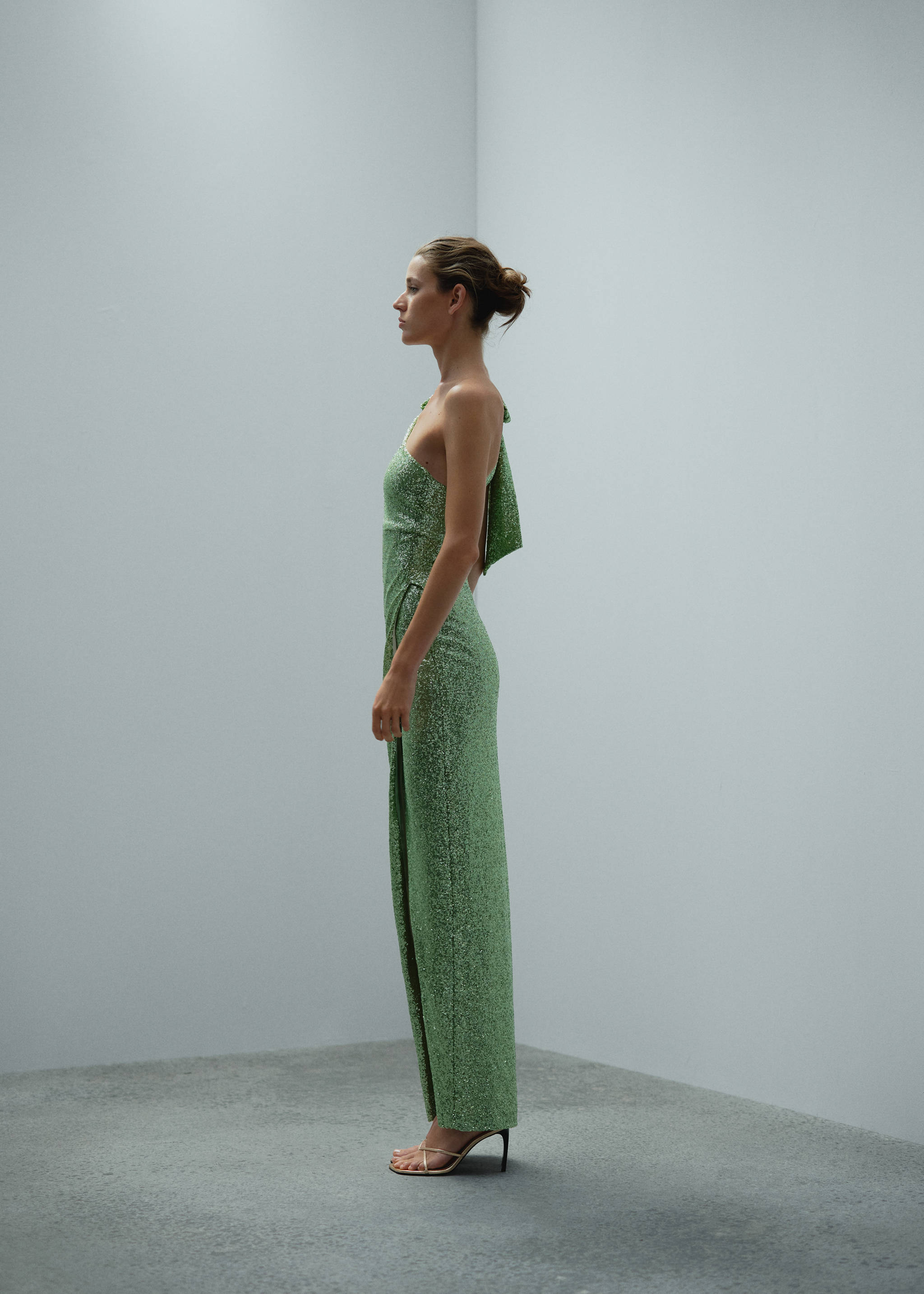 Asymmetrical sequin dress with bow - Details of the article 2, Green. Ref: 57005155-00.