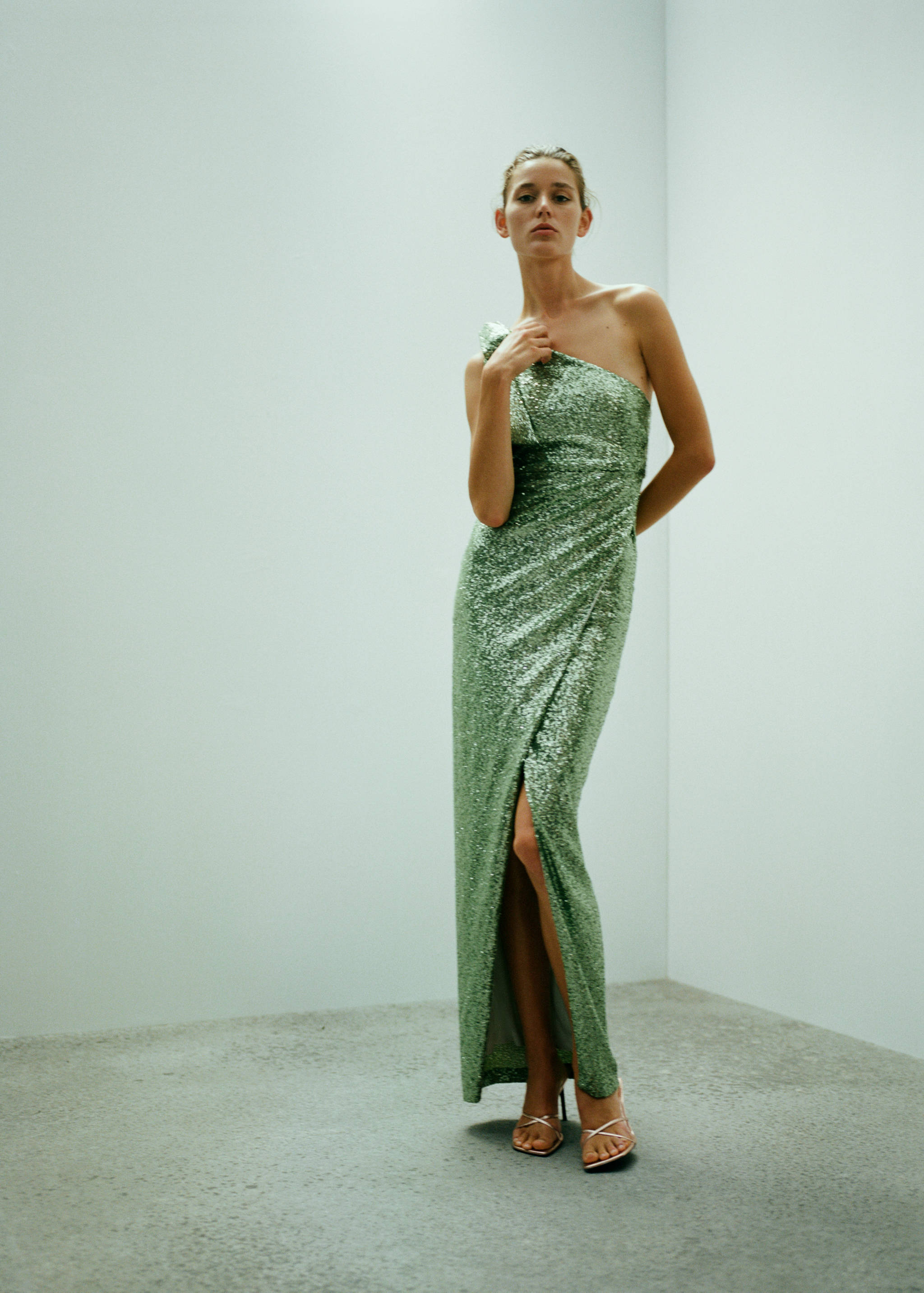 Asymmetrical sequin dress with bow - Details of the article 7, Green. Ref: 57005155-00.