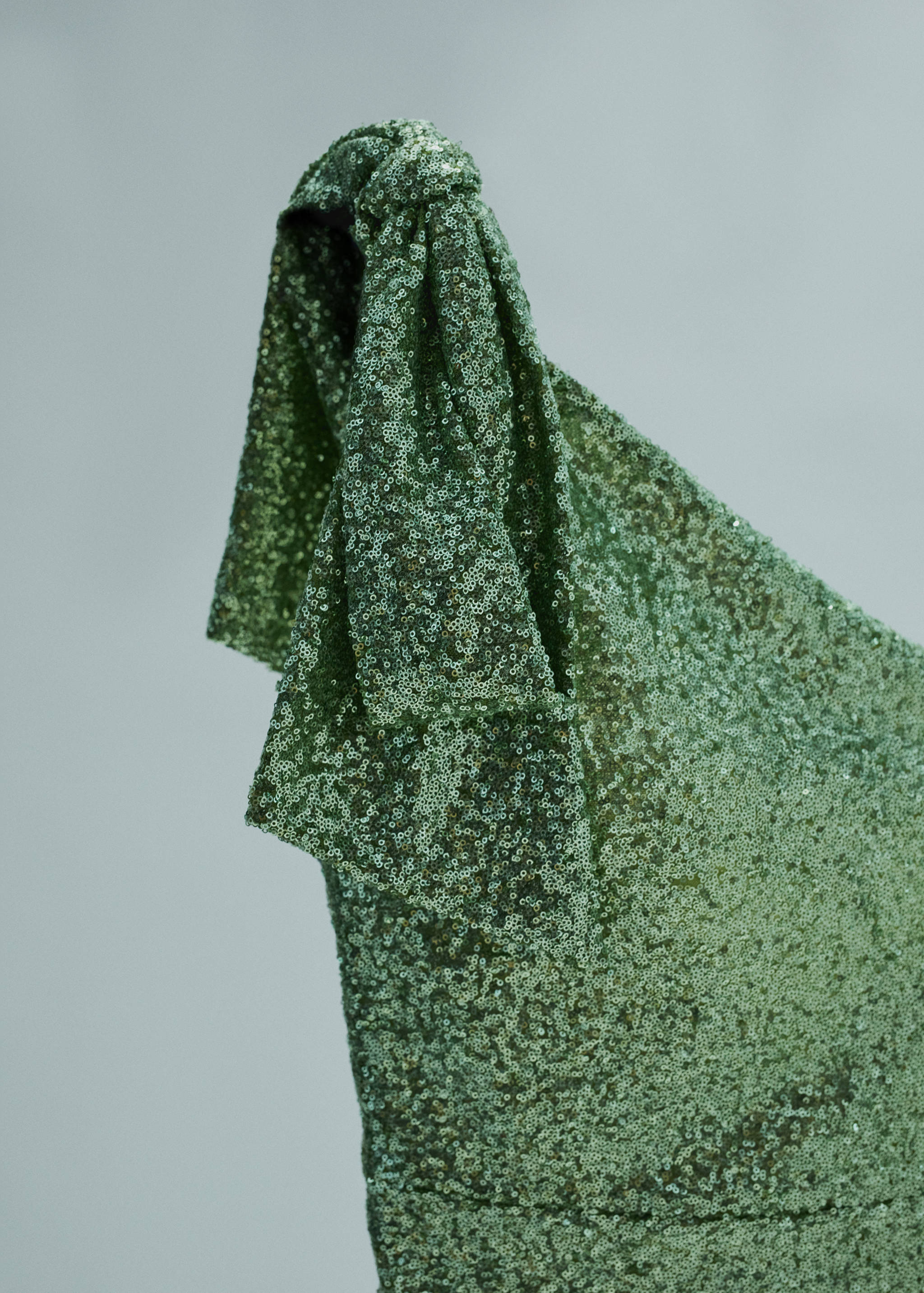 Asymmetrical sequin dress with bow - Details of the article 8, Green. Ref: 57005155-00.