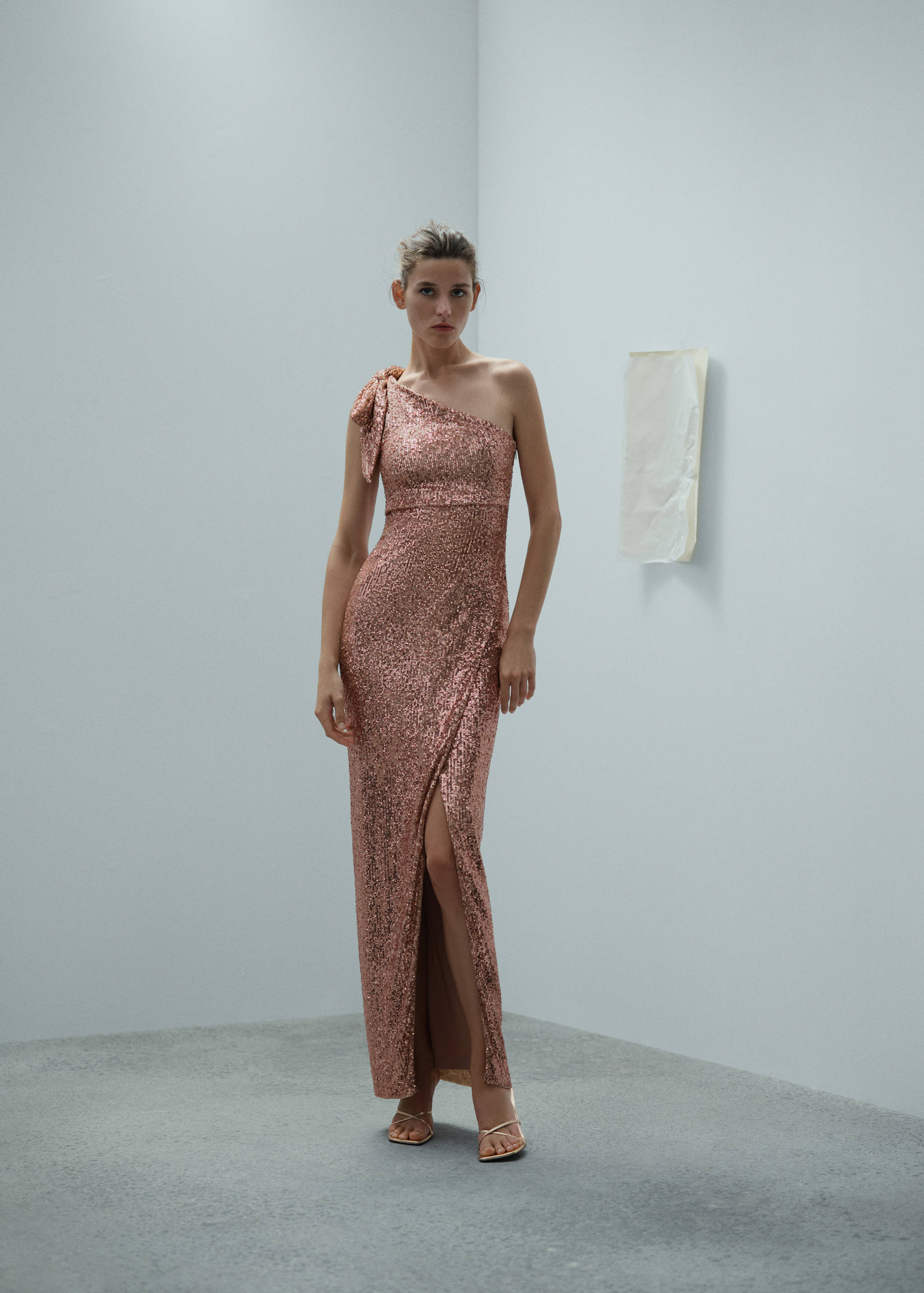 Asymmetrical sequin dress with bow - General plane, Beige. Ref: 57005156-00.