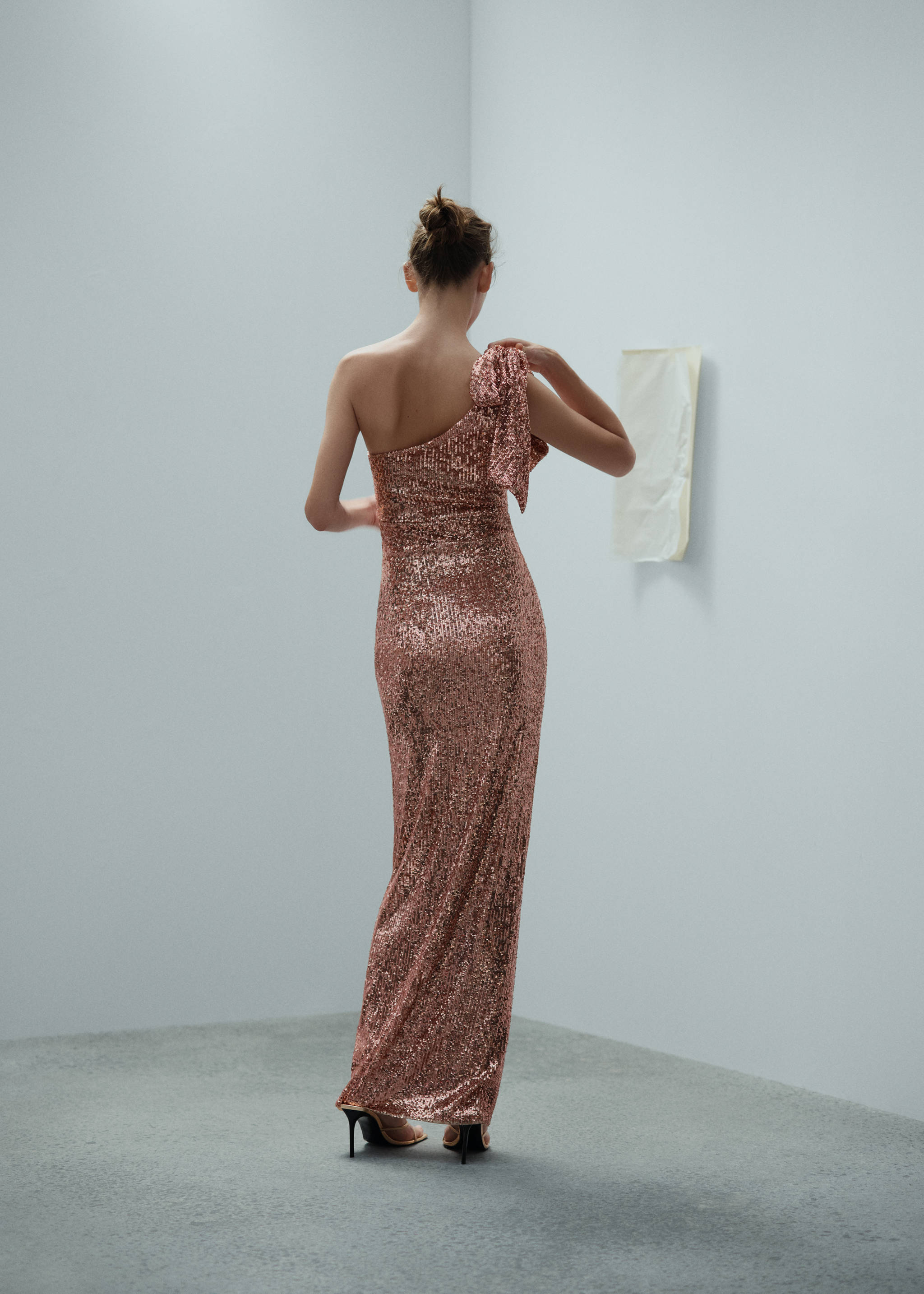 Asymmetrical sequin dress with bow - Reverse of the article, Beige. Ref: 57005156-00.