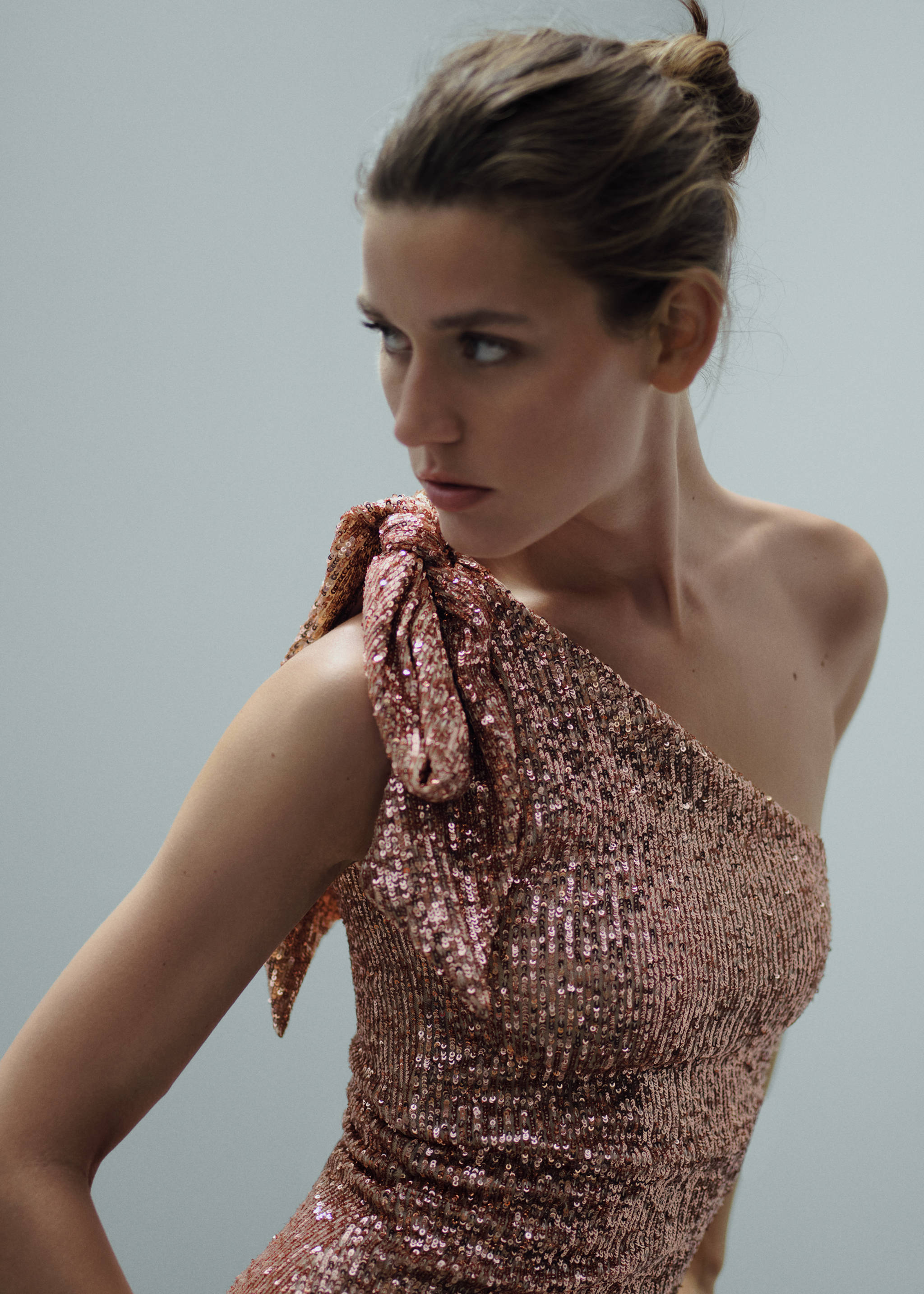 Asymmetrical sequin dress with bow - Details of the article 1, Beige. Ref: 57005156-00.
