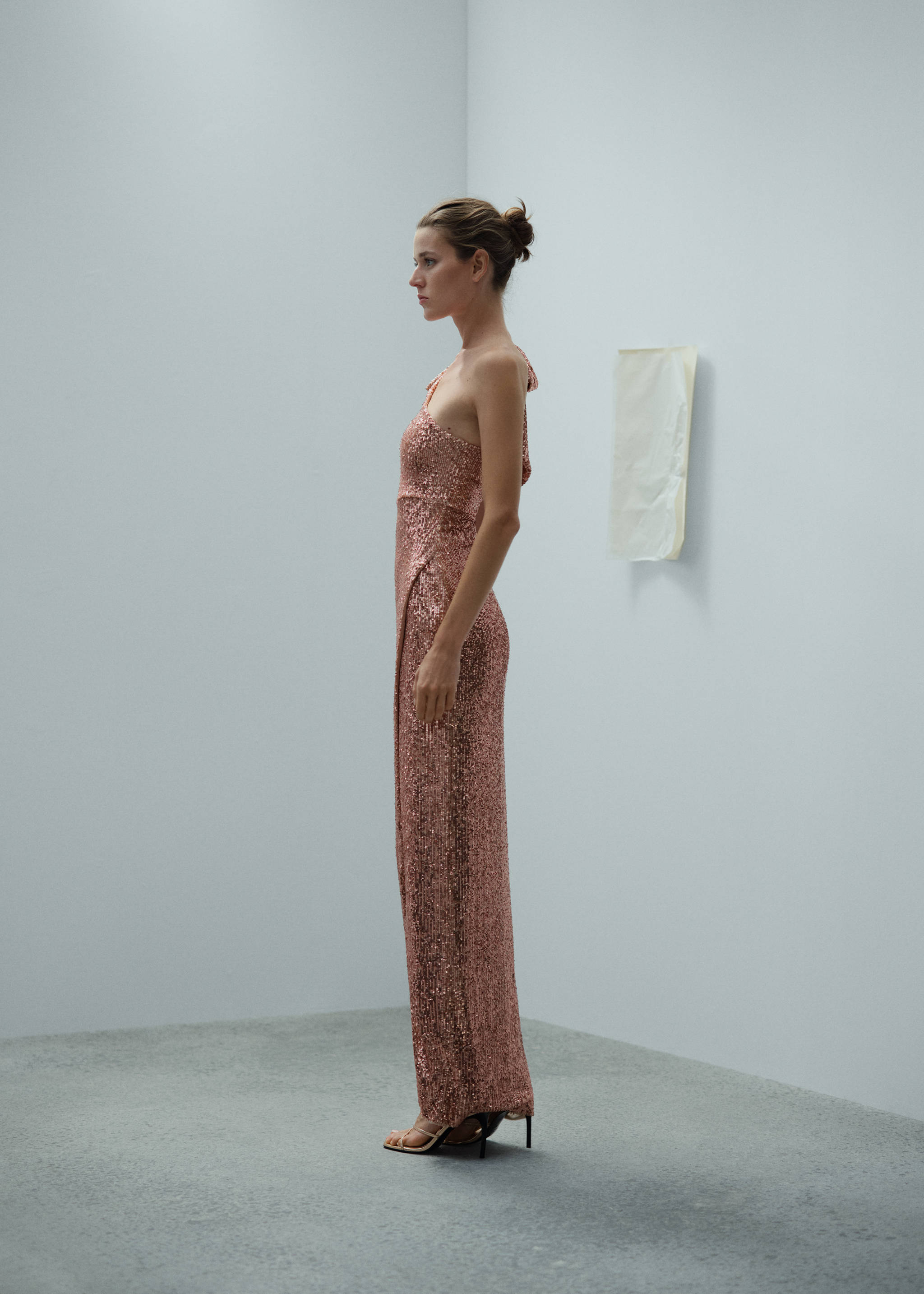 Asymmetrical sequin dress with bow - Details of the article 2, Beige. Ref: 57005156-00.