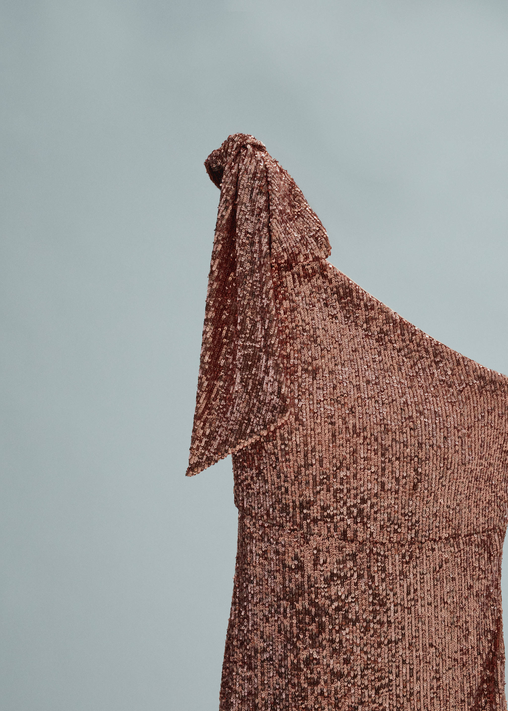 Asymmetrical sequin dress with bow - Details of the article 8, Beige. Ref: 57005156-00.
