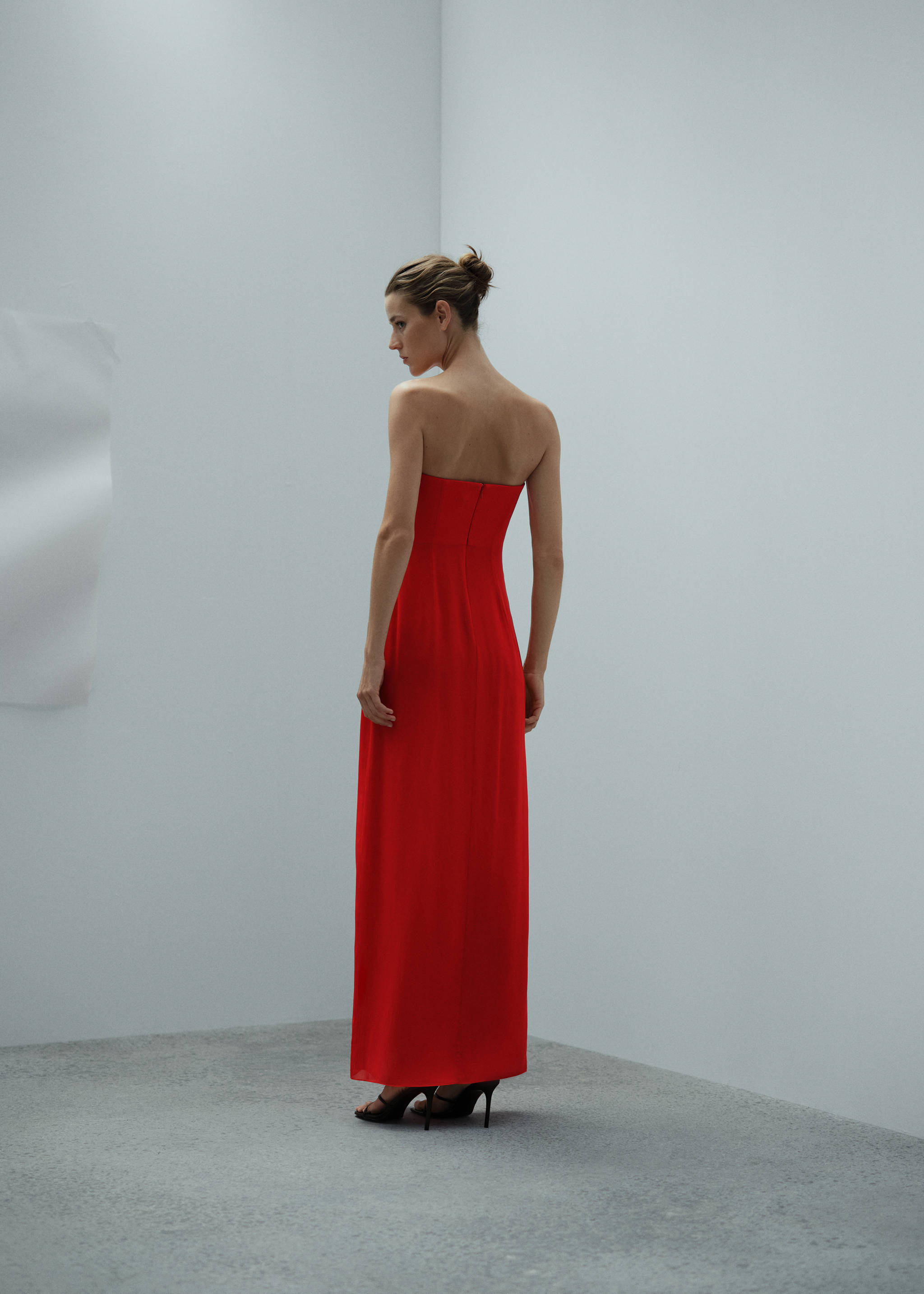 Strapless dress with sweetheart neckline - Reverse of the article