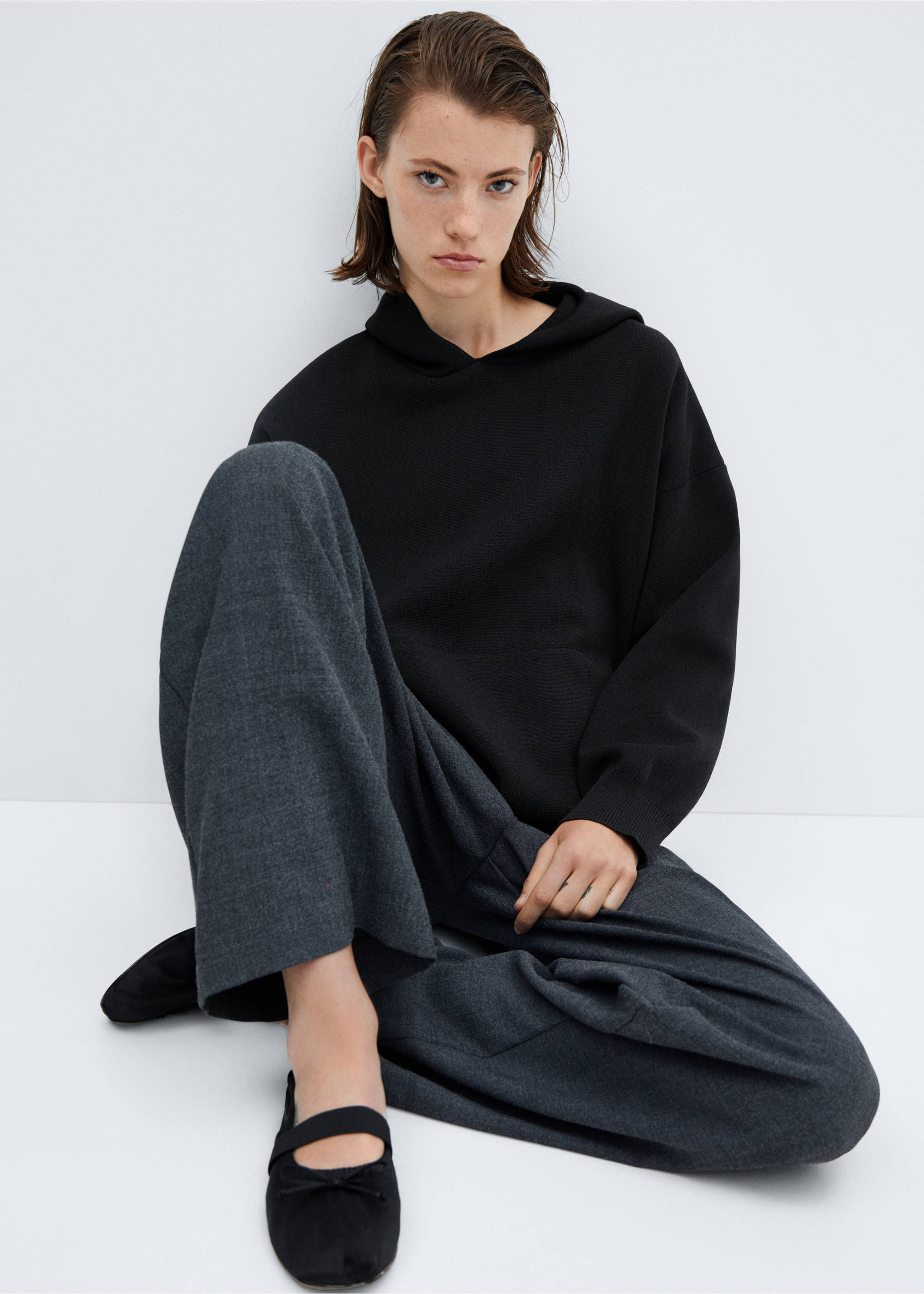Hooded sweatshirt with front pocket - Details of the article 2, Black. Ref: 57005829-00.