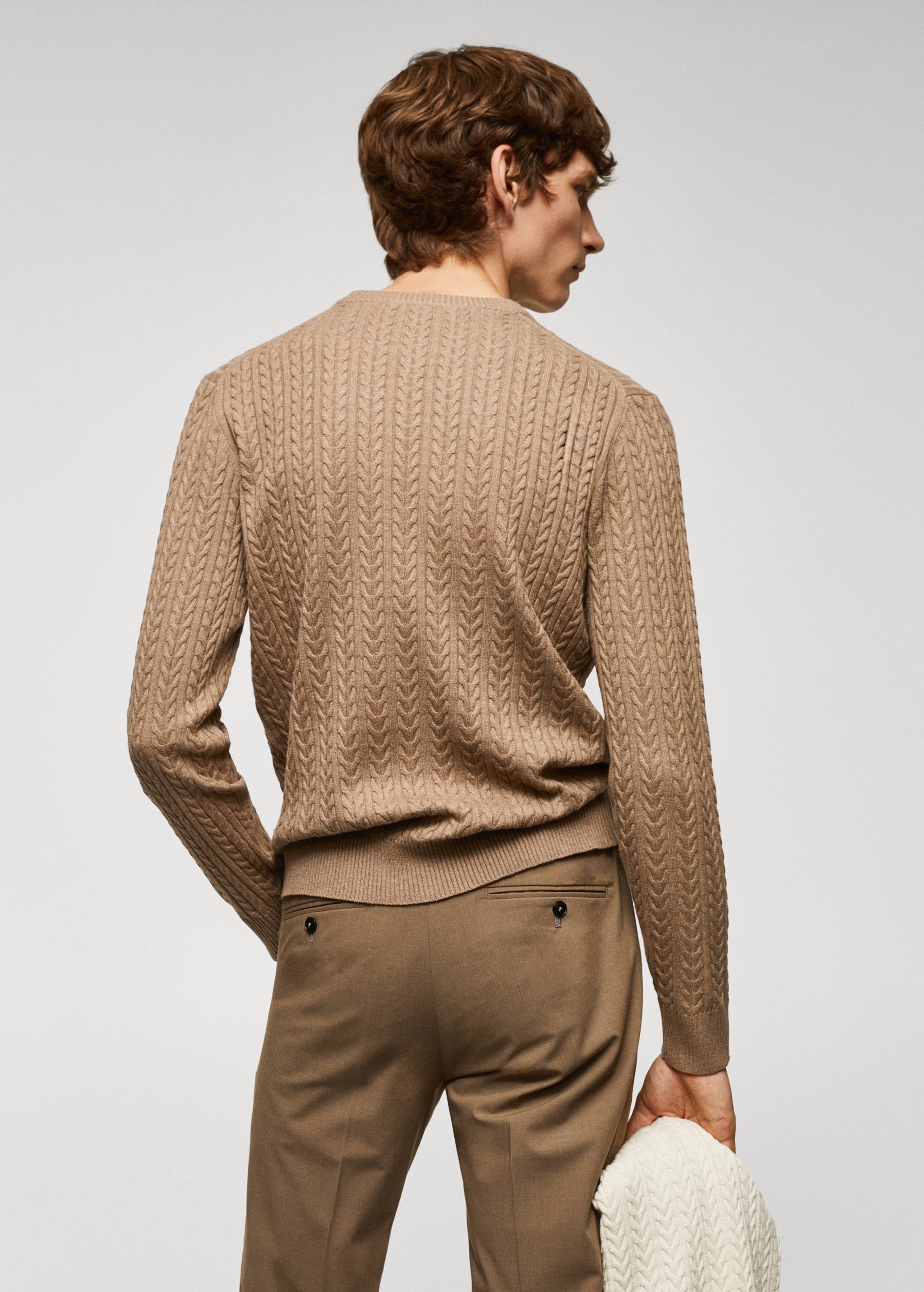 Baumwollpullover mit Zopfmuster - Rückseite des Artikels