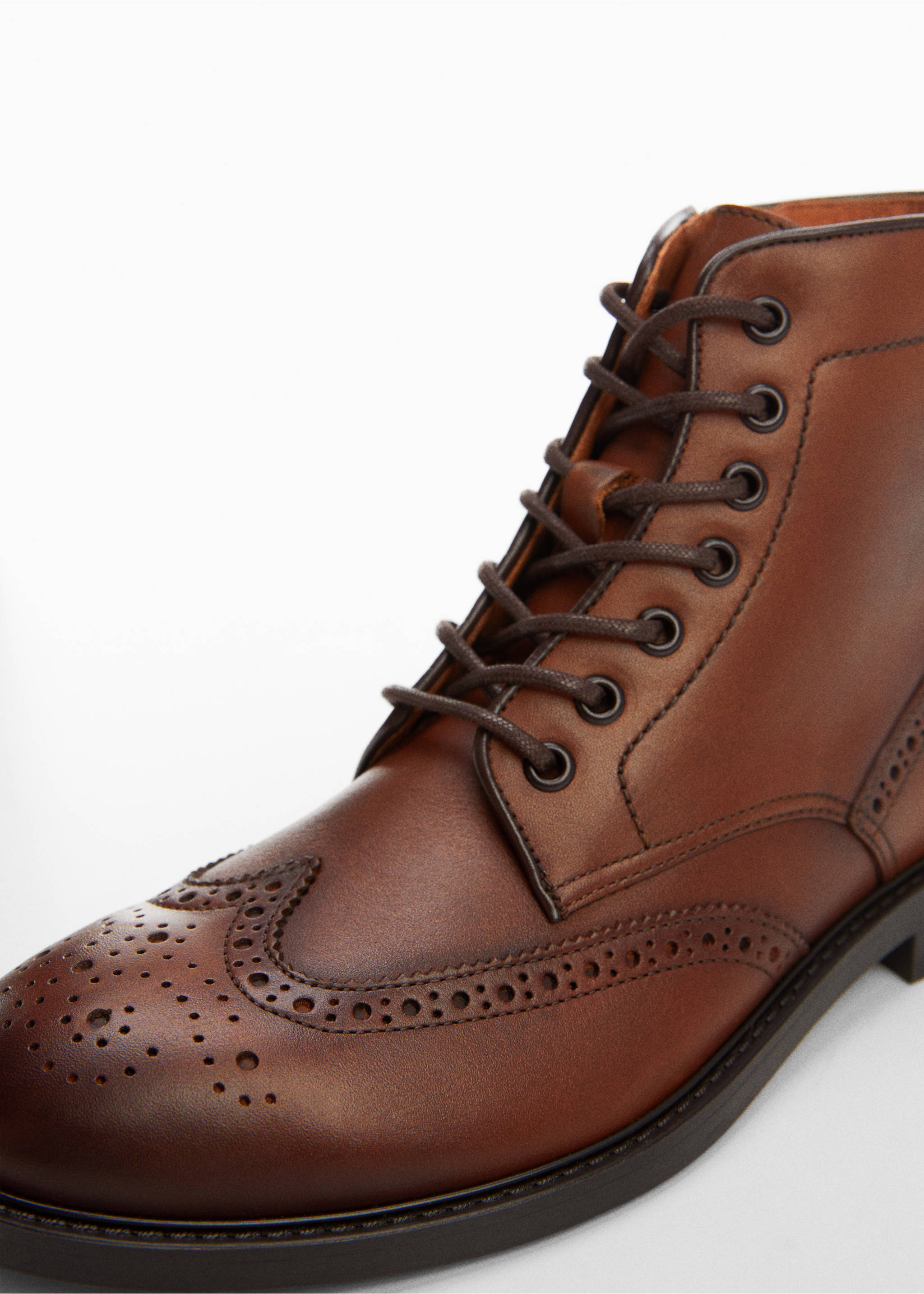 Die-cut leather ankle boots - Details of the article 2, Leather. Ref: 57006031-00.