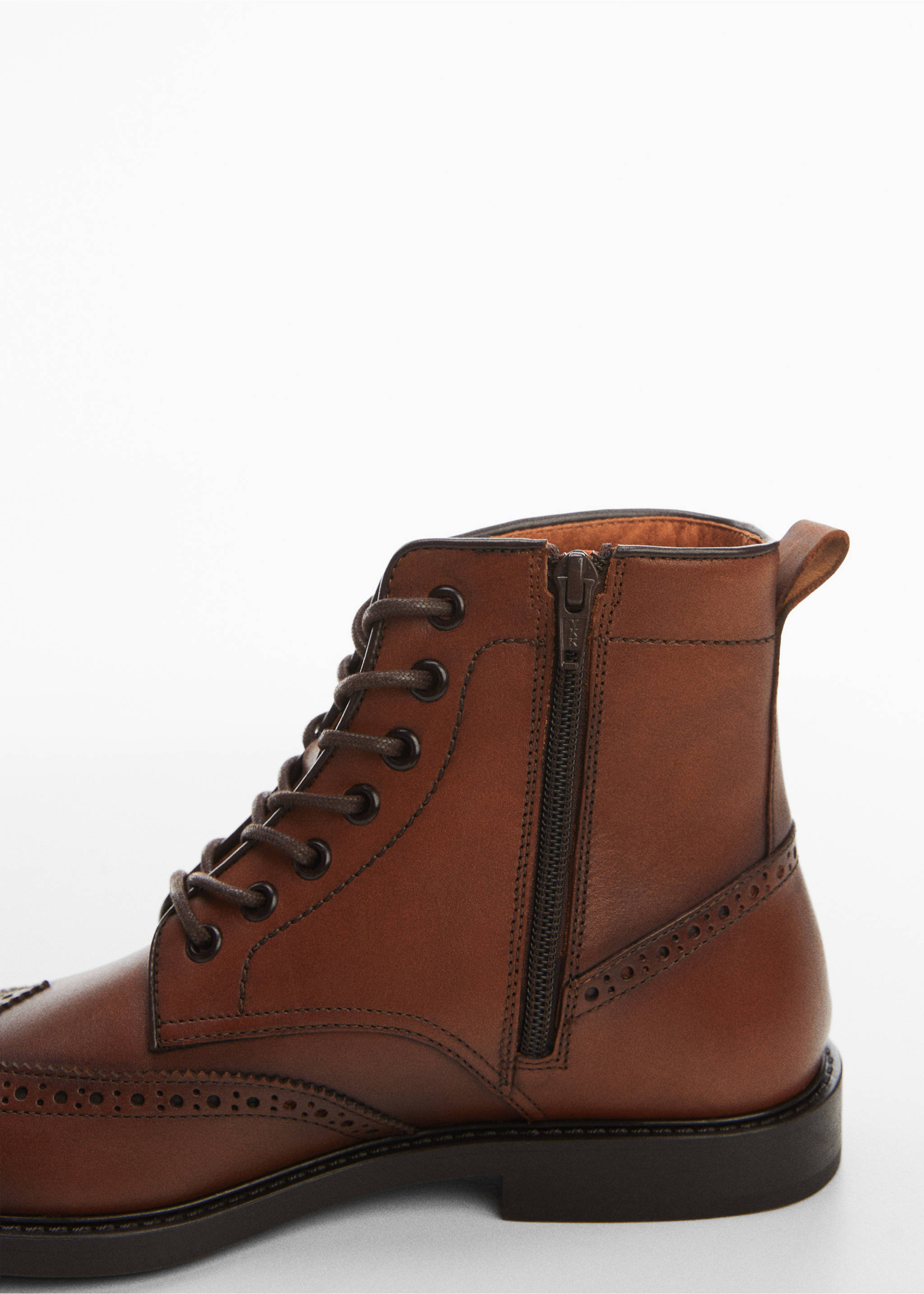 Die-cut leather ankle boots - Details of the article 3, Leather. Ref: 57006031-00.